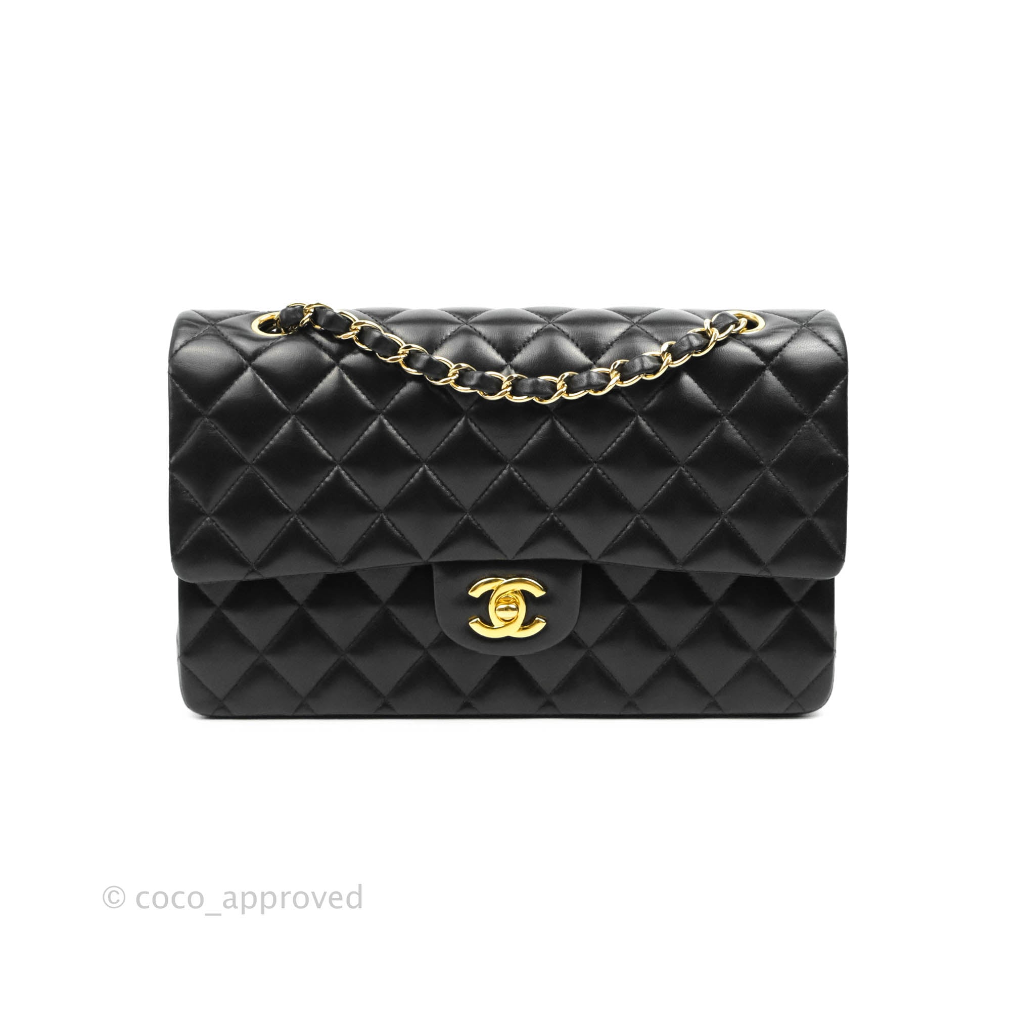 CHANEL. Classic bag with double flaps in black quilted l…