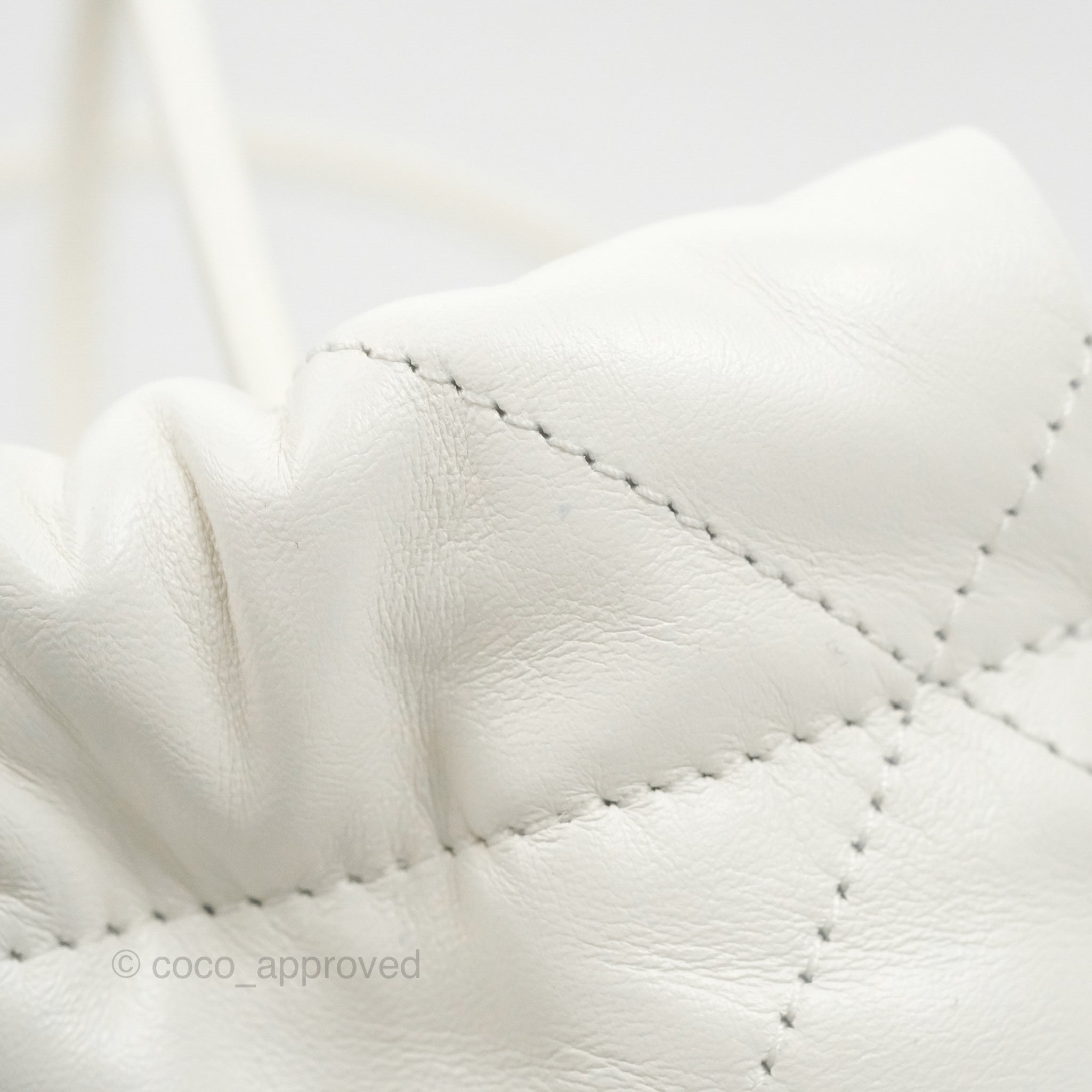 100%NEW> Chanel Mini 22 bag in white, 名牌, 手袋及銀包- Carousell
