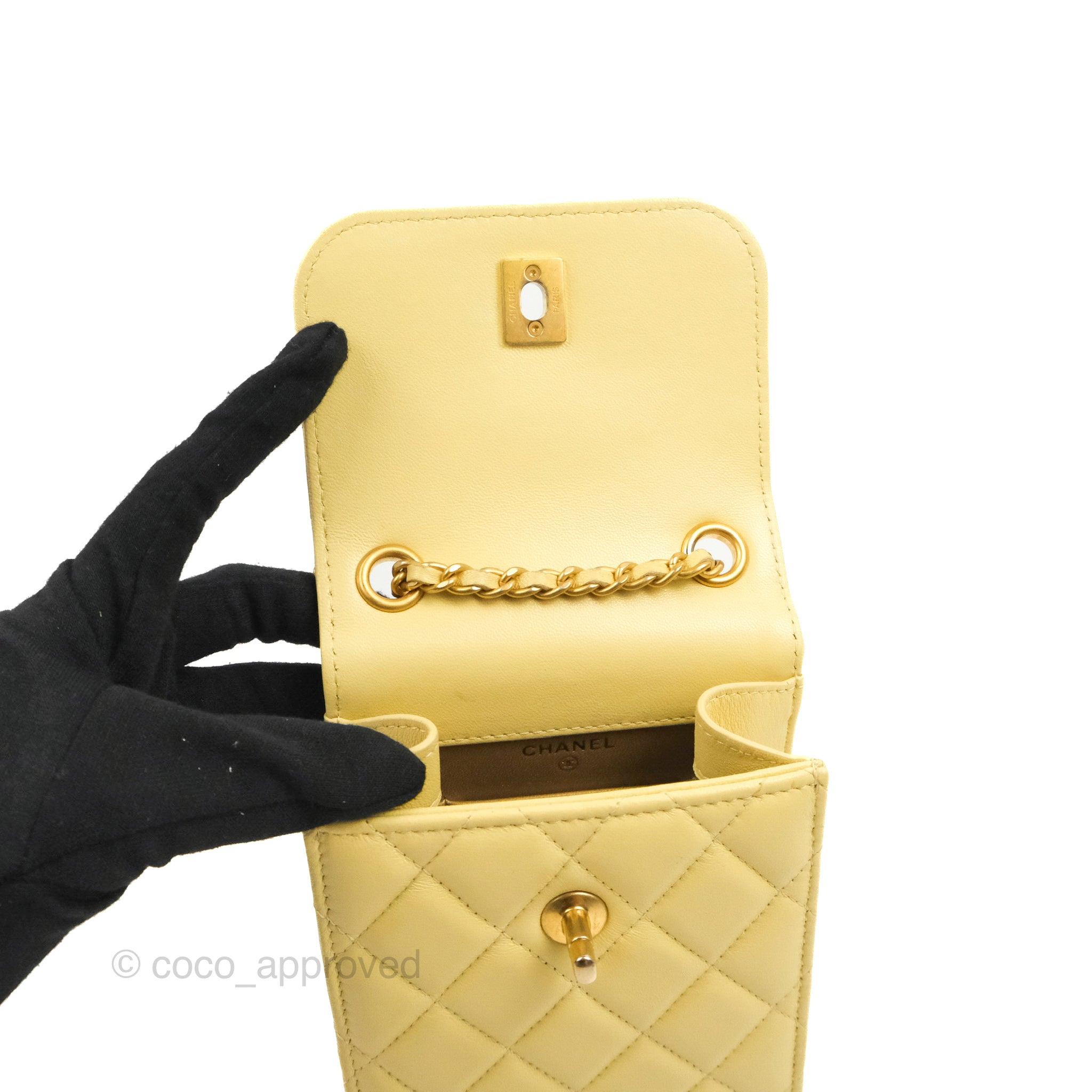 【コンパクト★】CHANEL フォーン ホルダー Chanel Quilted Pearl Crush Phone Holder With Chain Yellow