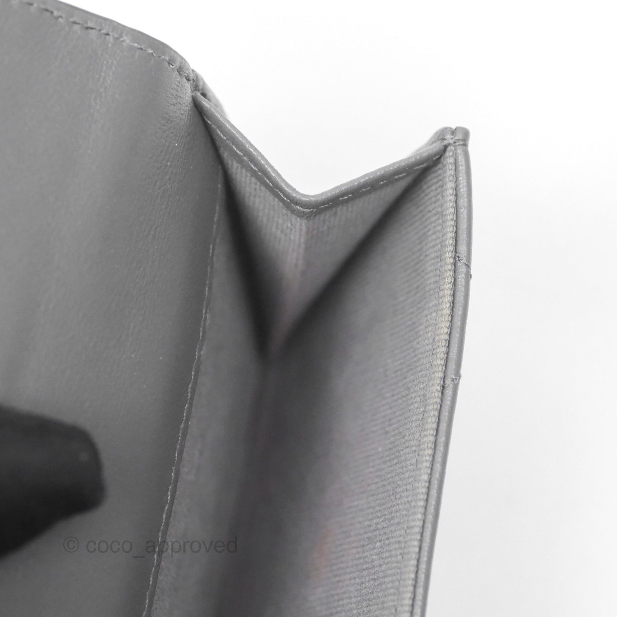 CHANEL ノベルティ品　ミニウォレット グレー Chanel 19 Grey Short Trifold Wallet Lambskin Silver Hardware