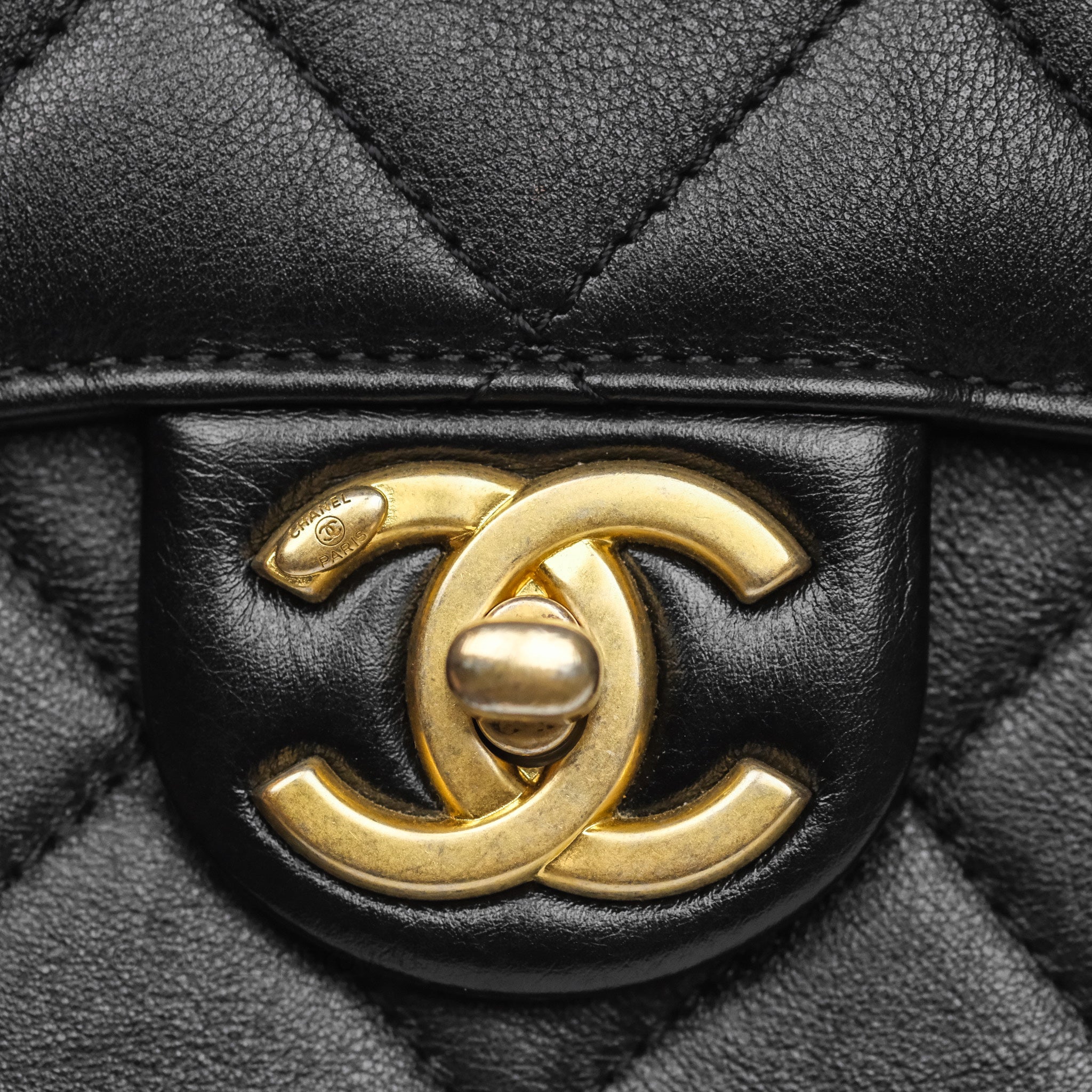 【moon】CHANELバック Chanel Mini Moon Messenger Bag Black Calfskin Aged Gold Hardware