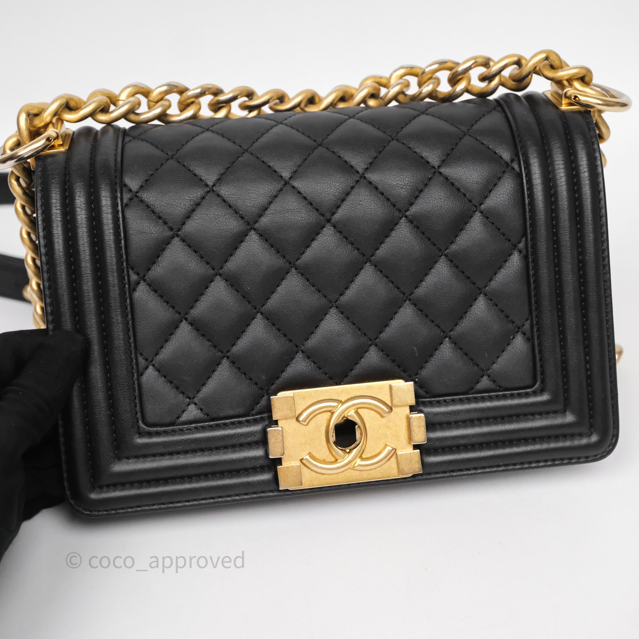 CHANEL ブラックレザー パース ゴールド Chanel Small Boy Black Lambskin Aged Gold Hardware – Coco Approved