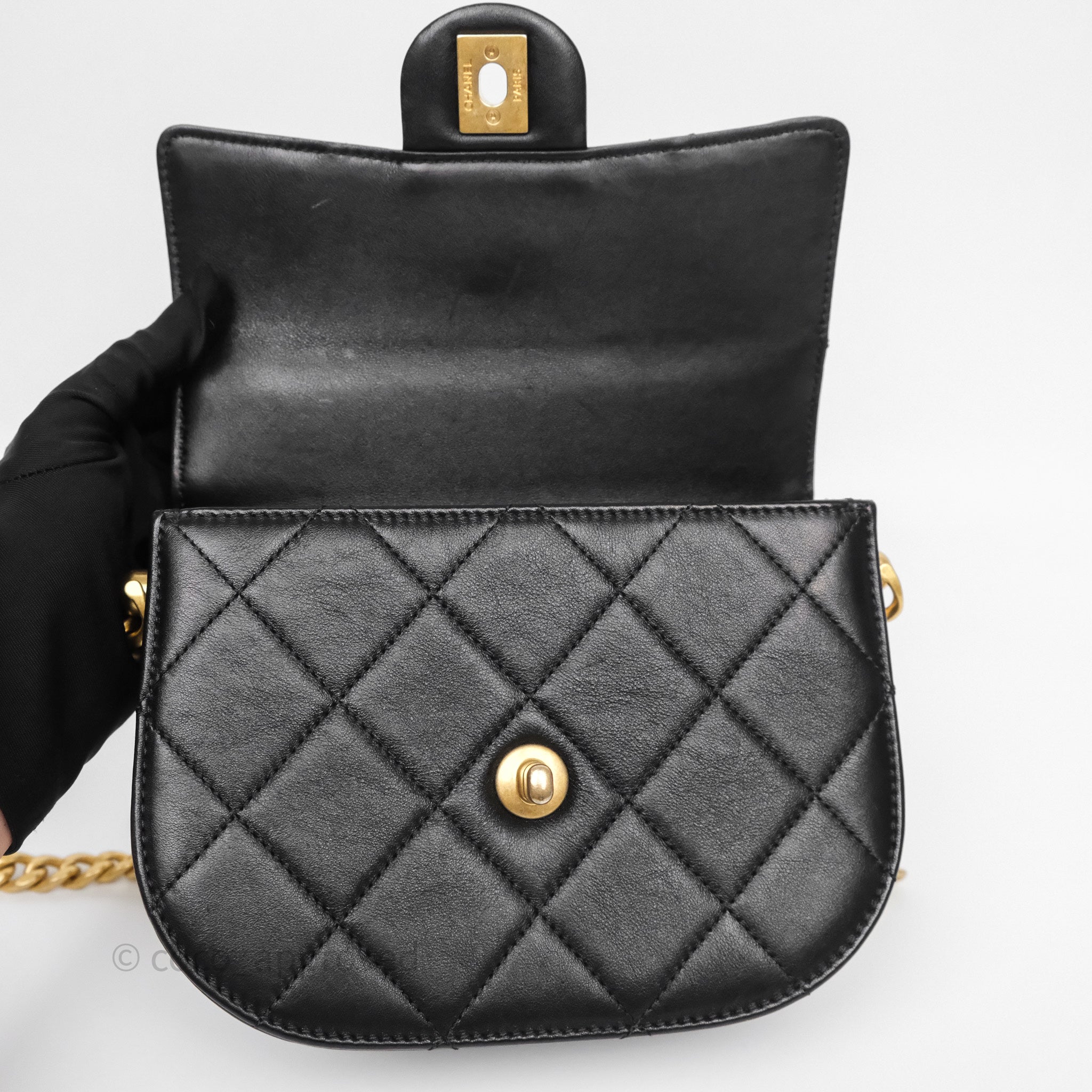 【moon】CHANELバック Chanel Mini Moon Messenger Bag Black Calfskin Aged Gold Hardware