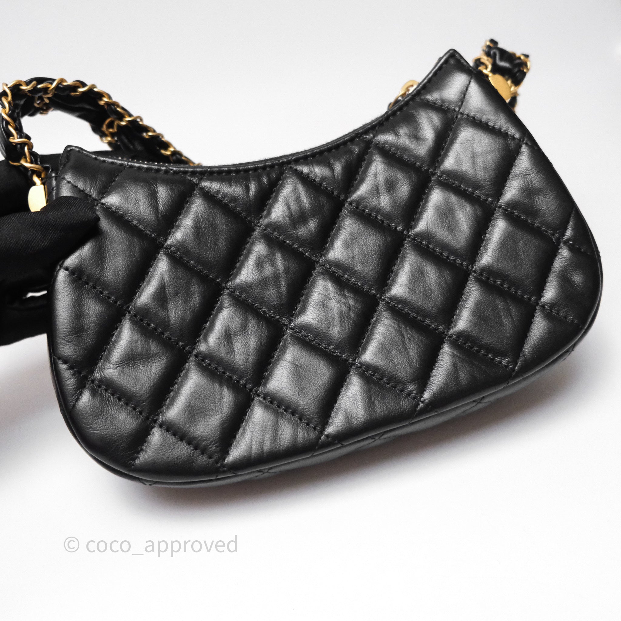 バッグ CHANEL Hobo Bag Maxi hobo bag, Shiny lambskin & gold-tone metal, white