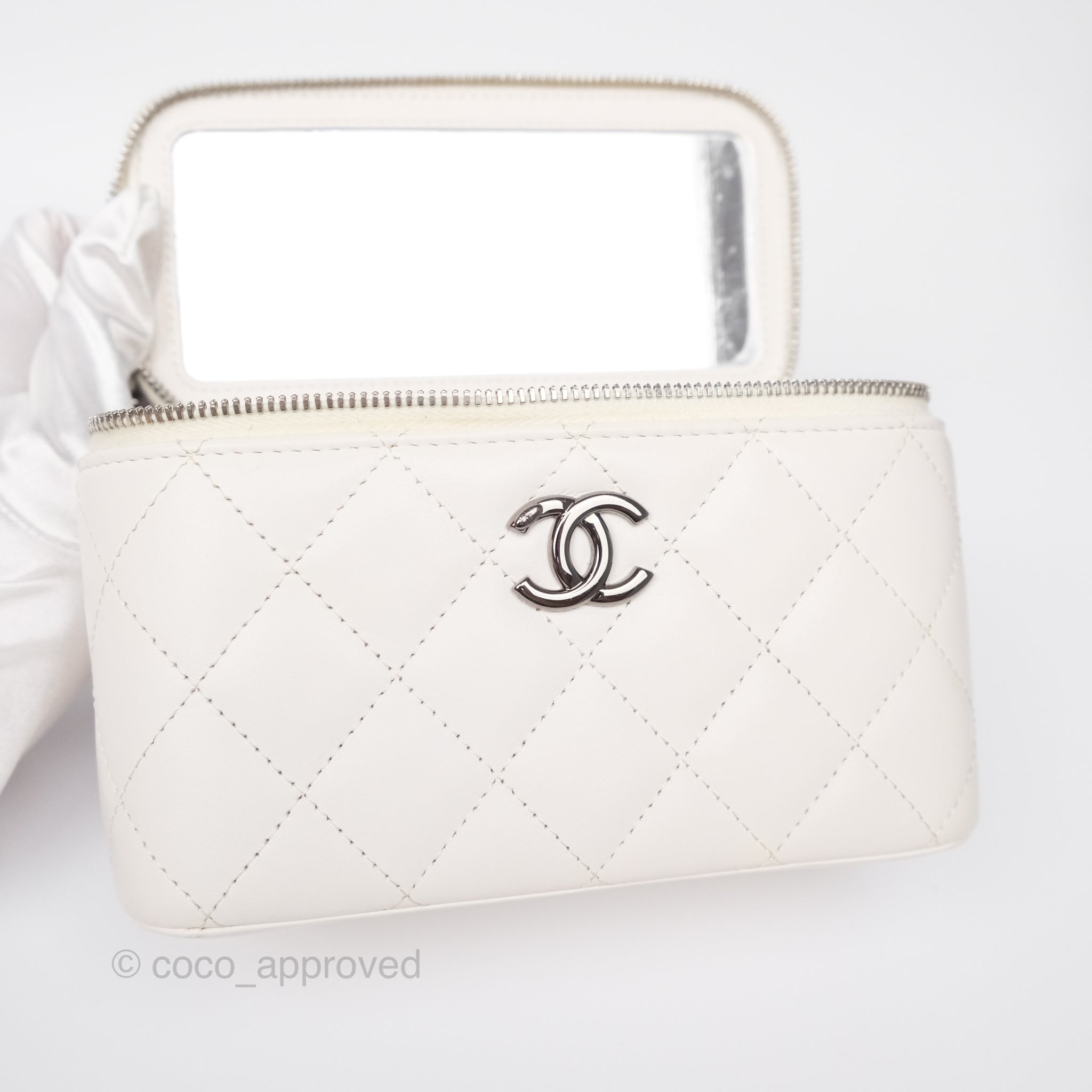 シャネル　ラインストーンハンドルバニティ ノベルティ ホワイト Chanel Crystals Top Handle Vanity Rectangular White Lambskin Gun