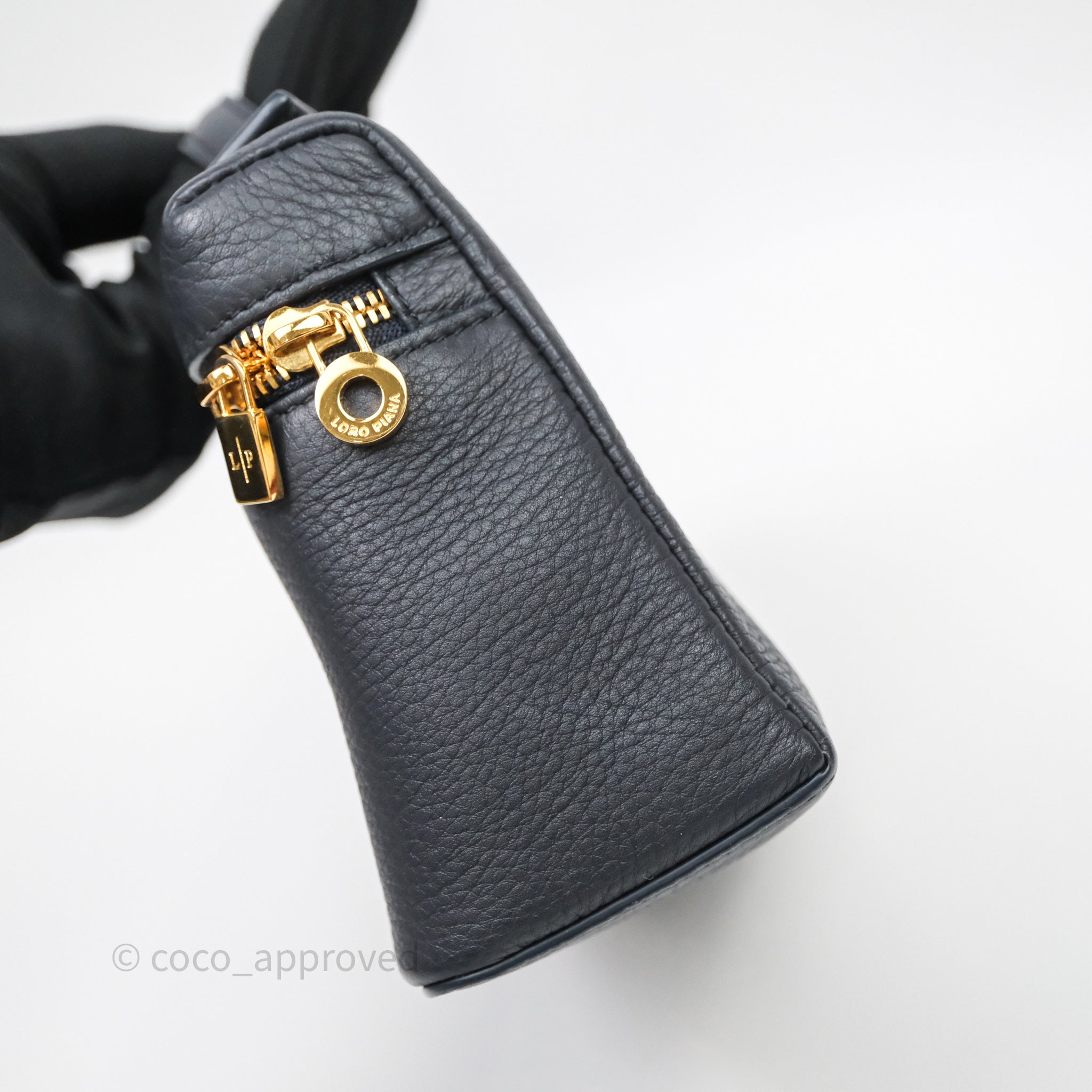 パコ Loro Piana Extra Pocket L19 Navy Grained Calfskin – Coco Approved