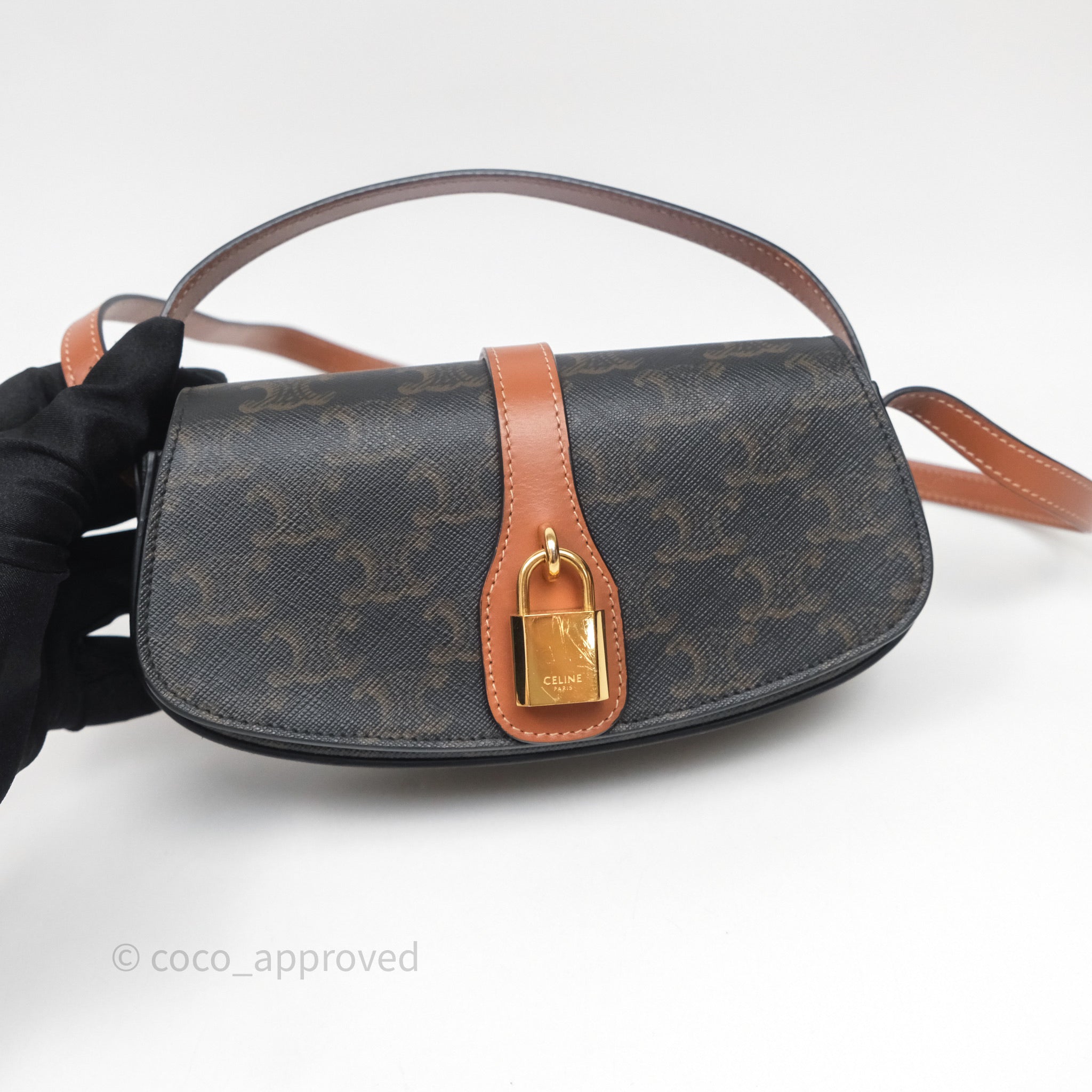 【限定数量】 Celine Clutch On Strap Tabou in Triomphe Tan CELINE Smooth Calfskin Tabou Clutch On Strap Tan 1074596