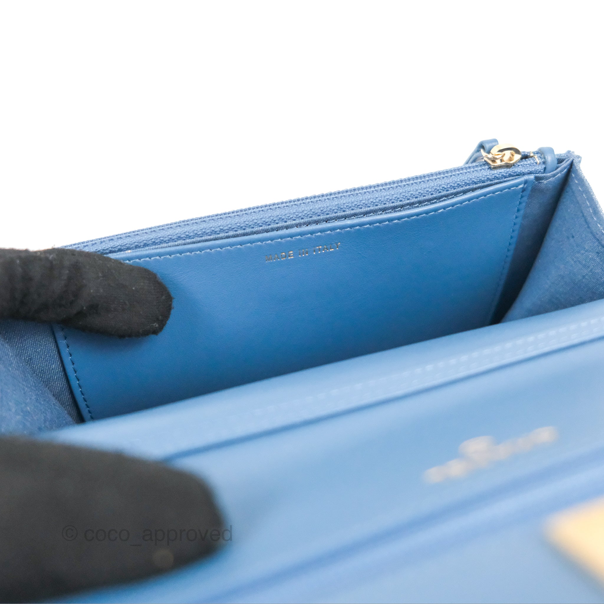 TRIOMPHE COMPACT WALLET IN SHINY CALFSKIN - PEARL BLUE