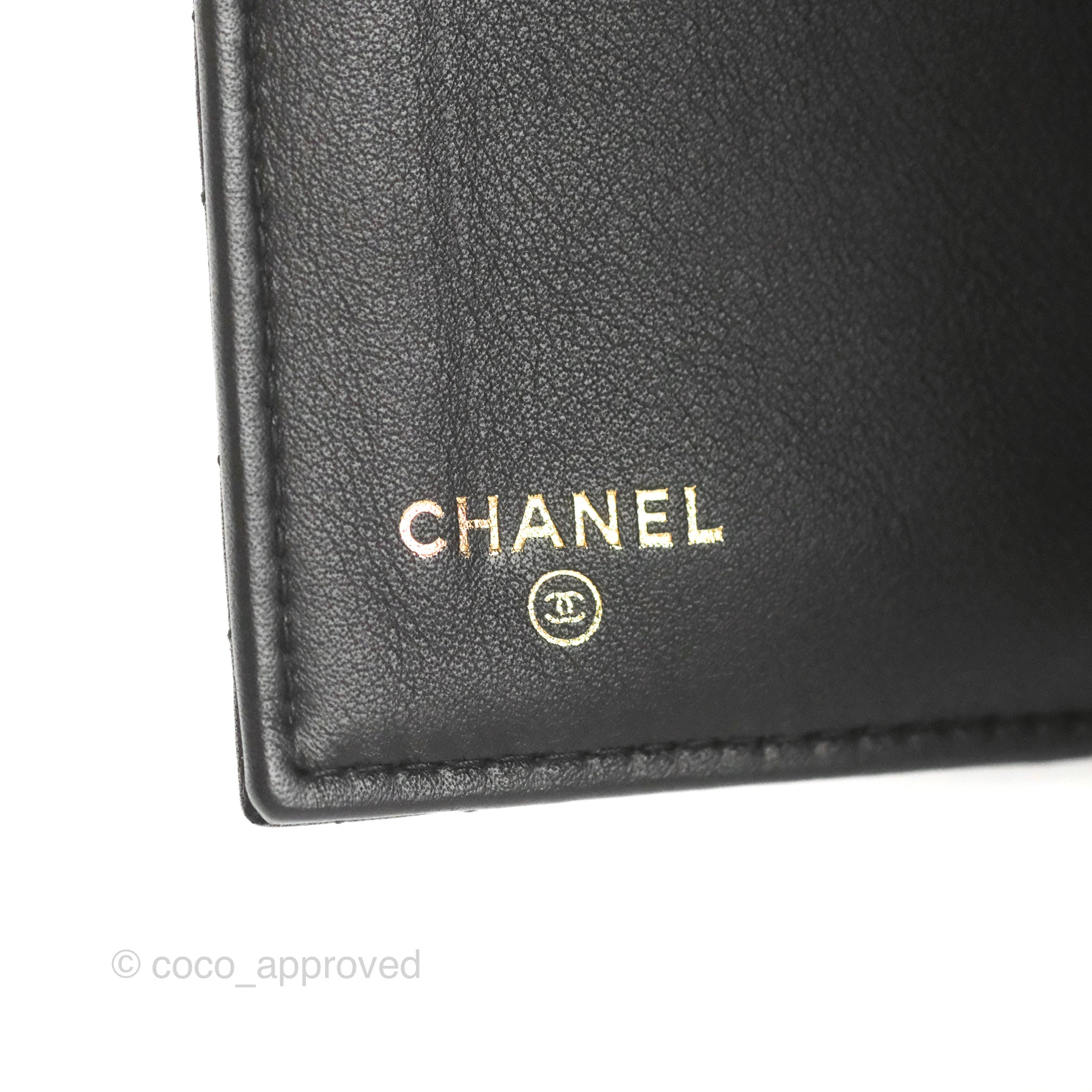 Turbine folkeafstemning efterligne Chanel Quilted Boy Medium Trifold Flap Wallet Black Lambskin Aged Gold –  Coco Approved Studio