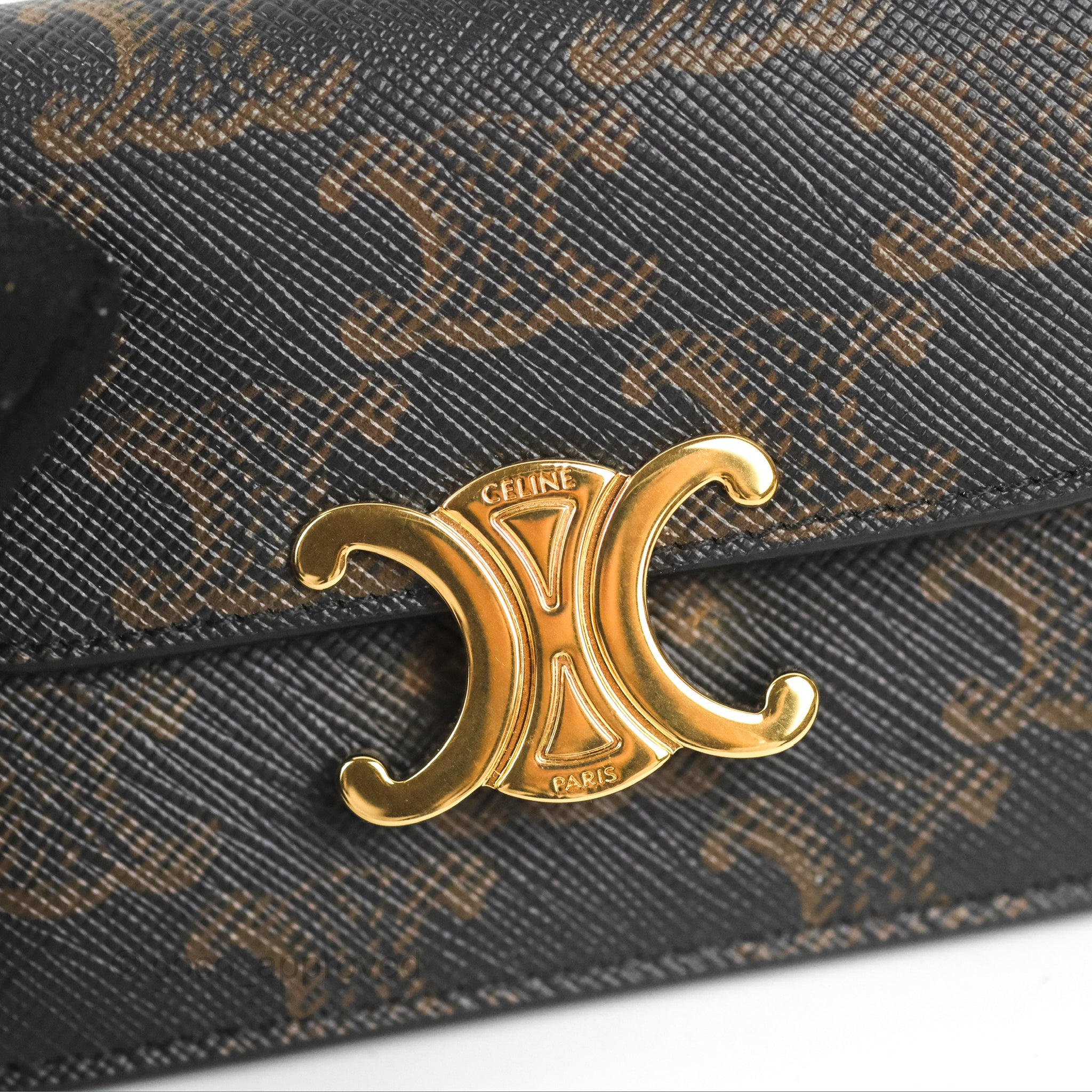 【CELINE】CARD HOLDER WITH FLAP IN TRIOMPHE CANVAS CARD HOLDER WITH FLAP TRIOMPHE IN Triomphe Canvas - TAN | CELINE