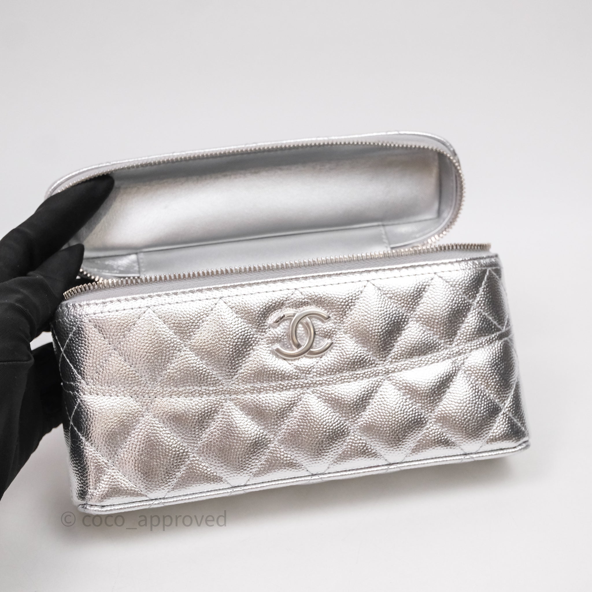 CHANEL ケース/ノベルティ/シルバー金具 Chanel Top Handle Long Vanity Case with Chain Metallic Silver