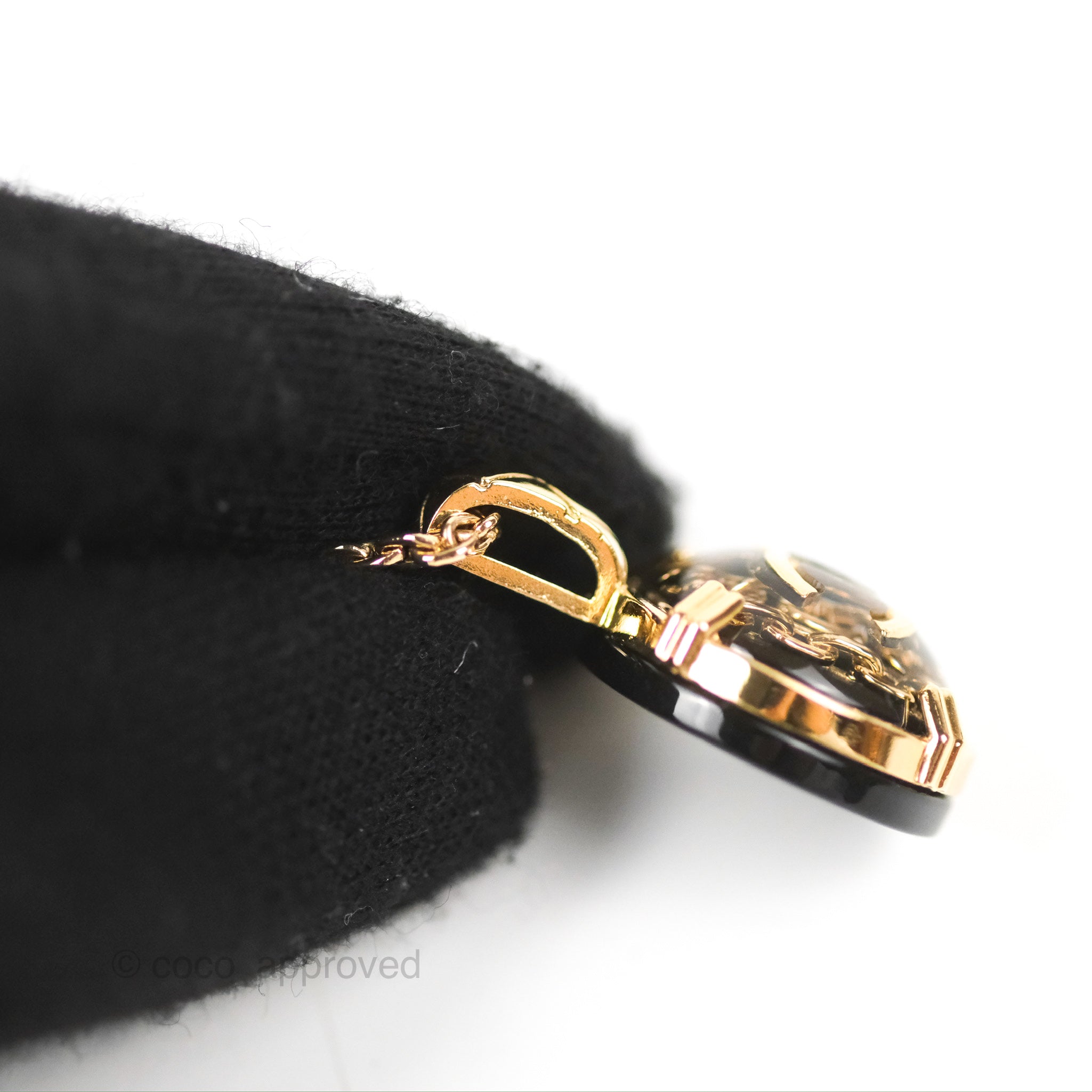Chanel CC Chain Black Round Pendant Necklace Gold Tone 22A – Coco