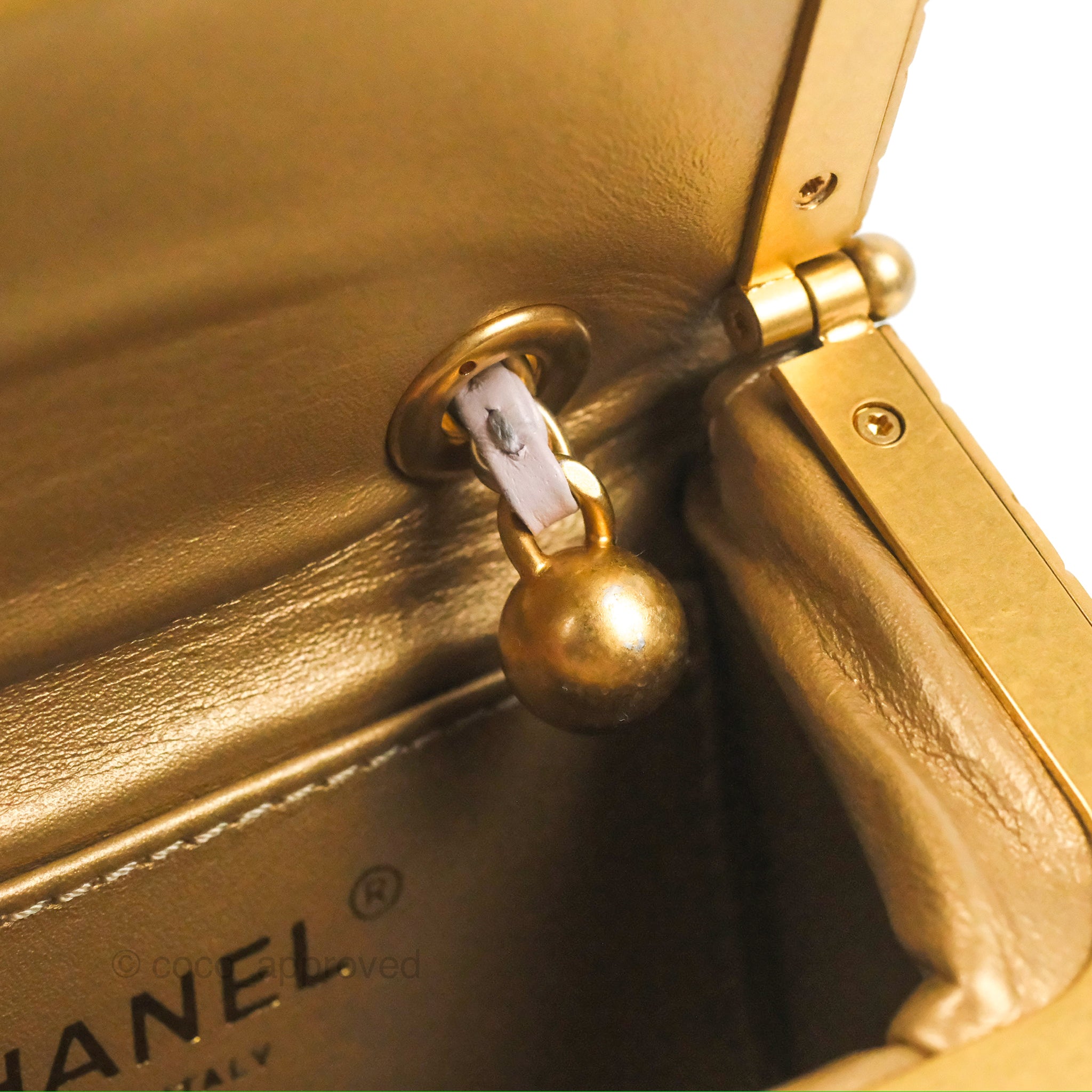 Chanel Kiss Lock Mini Vanity Pink Lambskin Gold Hardware – Coco