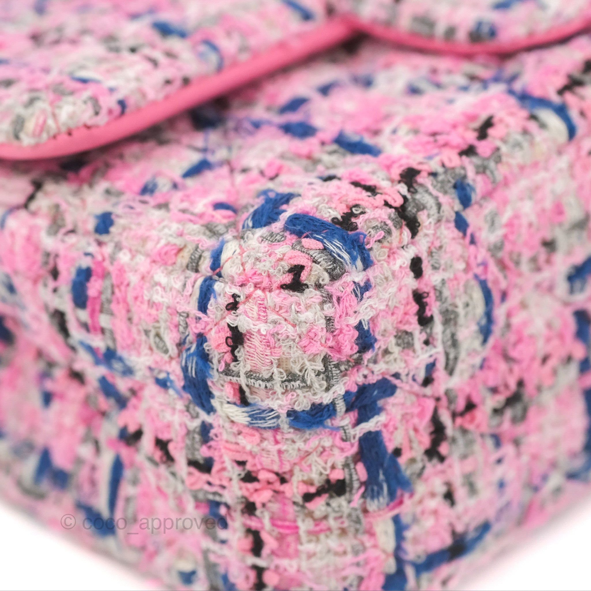 Chanel 22 pink tweed hobo bag medium, 名牌, 手袋及銀包- Carousell
