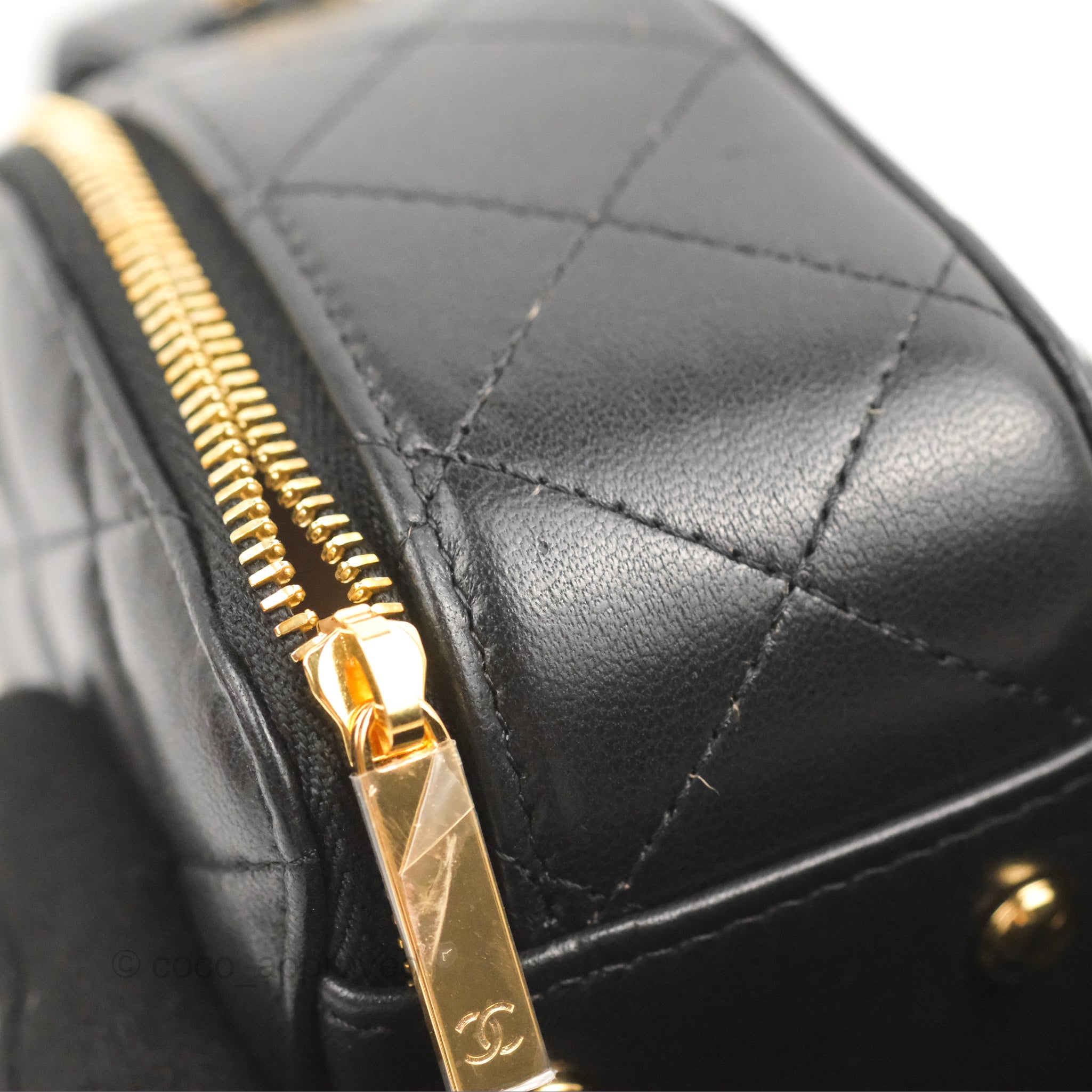 Clutch with chain - Shiny aged calfskin & gold-tone metal, black — Fashion