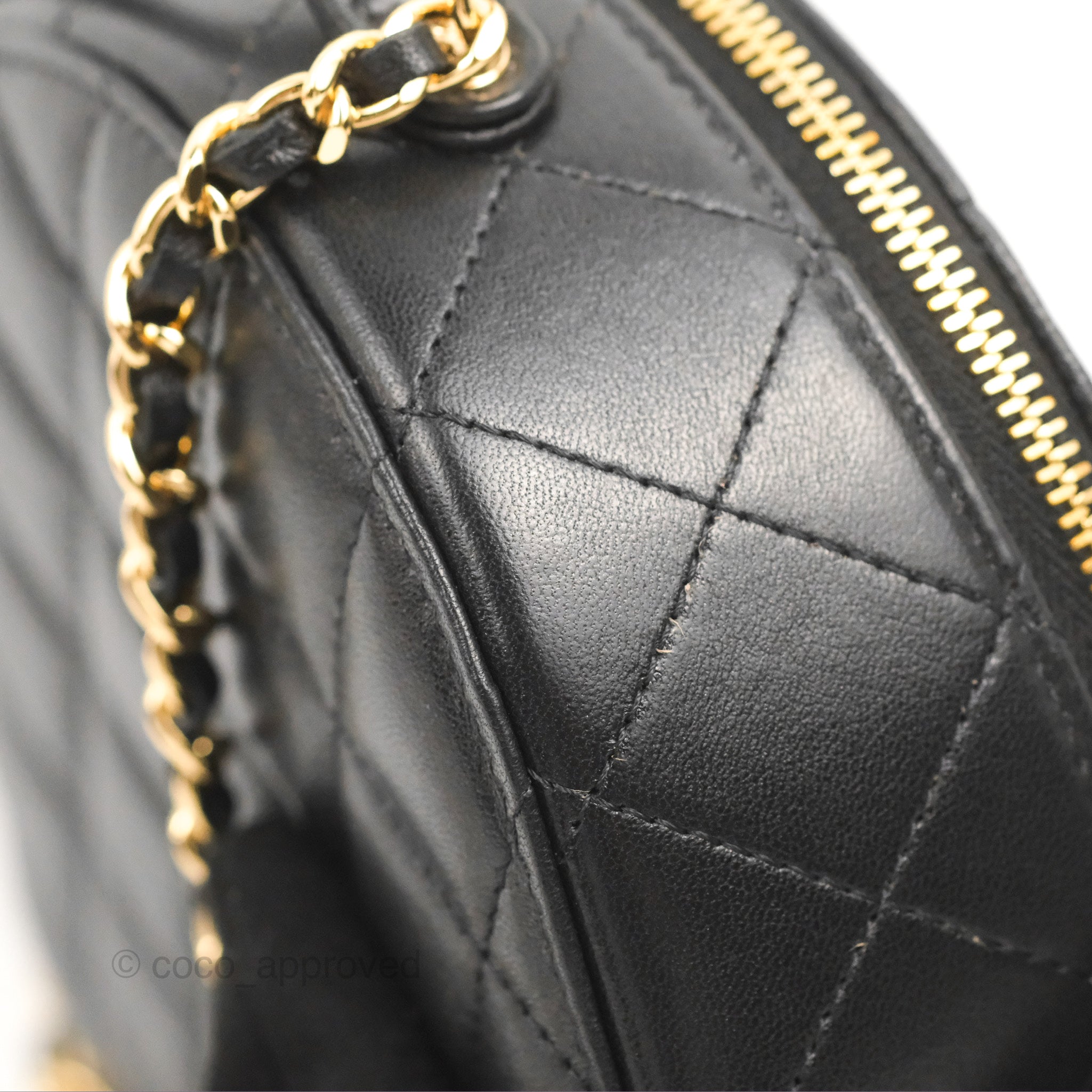 Clutch with chain - Lambskin & gold-tone metal, black — Fashion