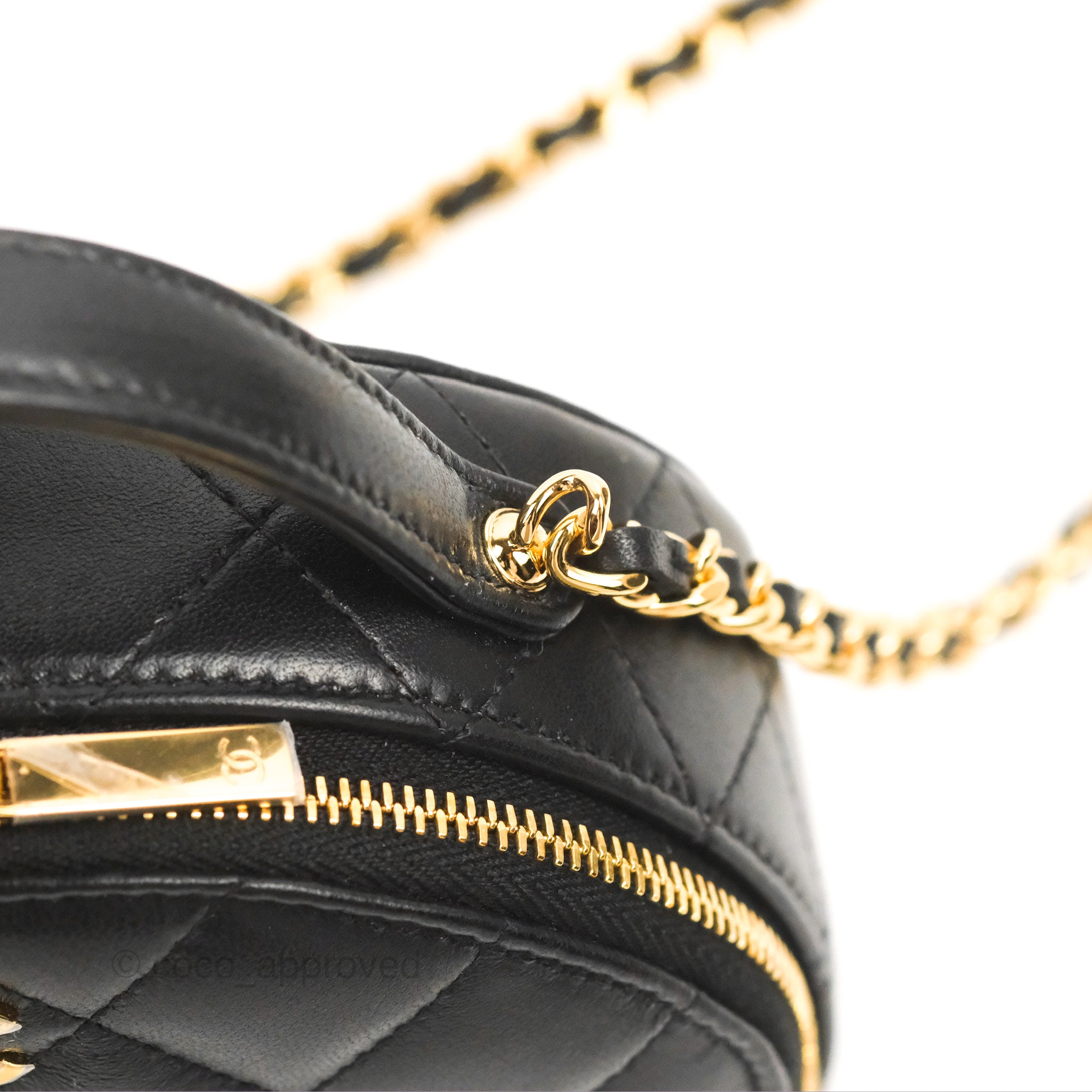 Clutch with chain - Shiny aged calfskin & gold-tone metal, black — Fashion
