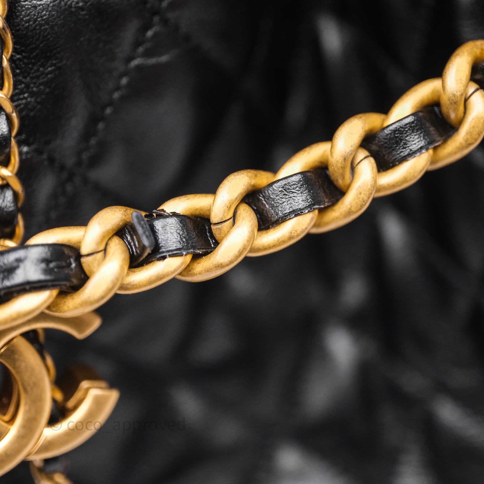 CHANEL シャネル トリム アームカバー ブラック ゴールド Chanel 25 Medium Black Crumpled Calfskin Aged Gold Hardware – Coco
