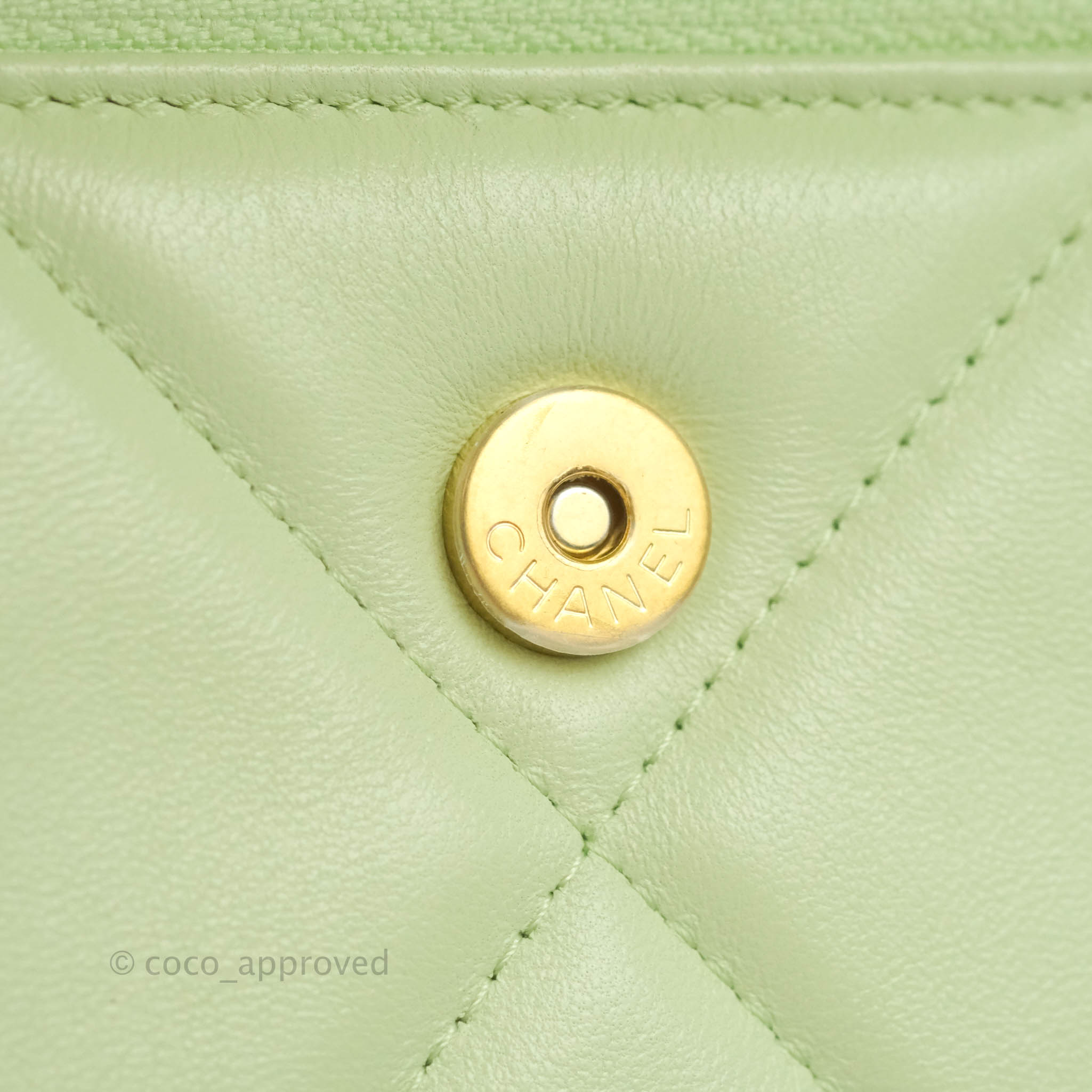 Chanel 19 Chanel Handbags Green Leather ref.720650 - Joli Closet