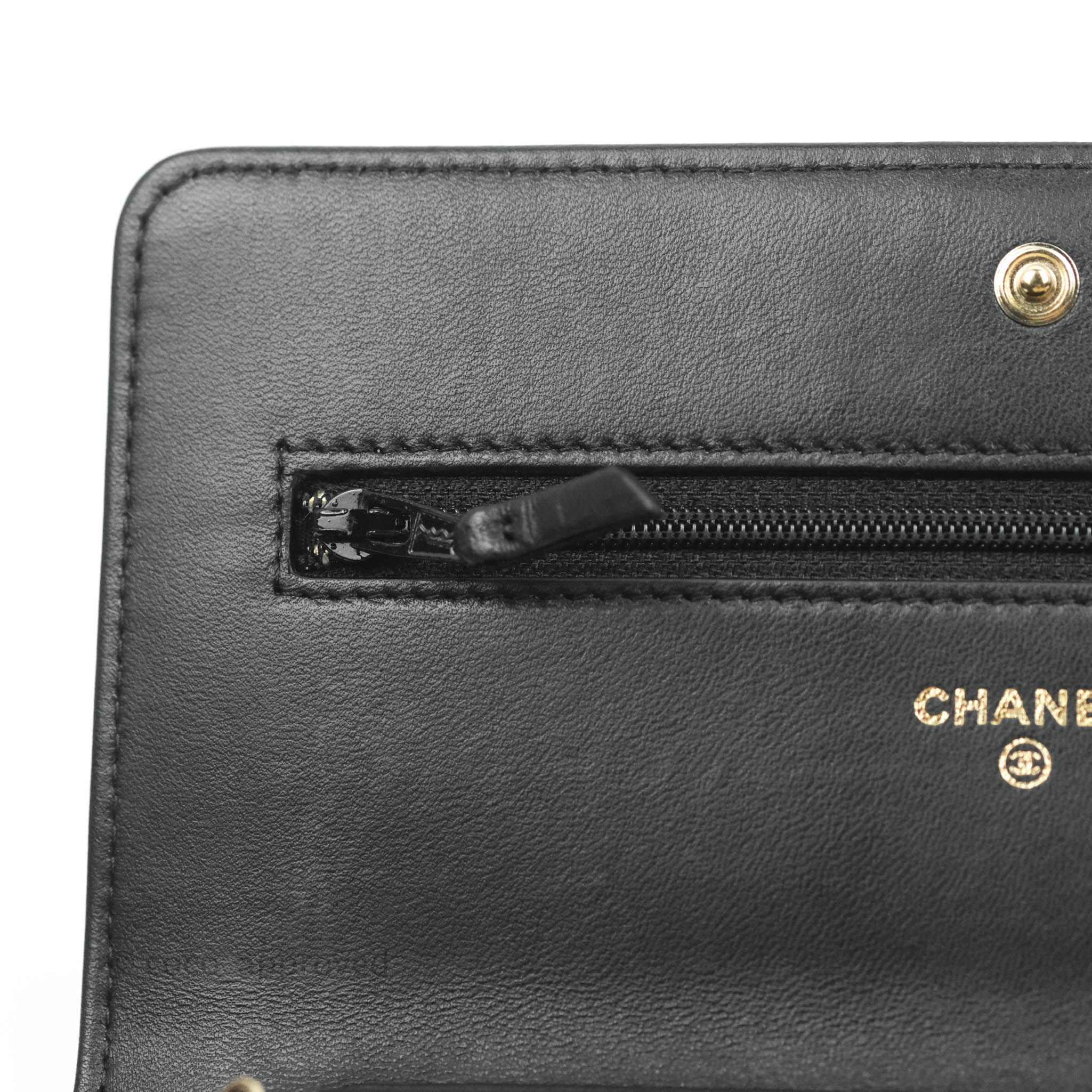 Ch wallet on chain black SHW caviar used 95,800.- Ch wallet on chain black  GHW lambskin NEW 135,800.- (adjustable chain) #tammy_brandlover…