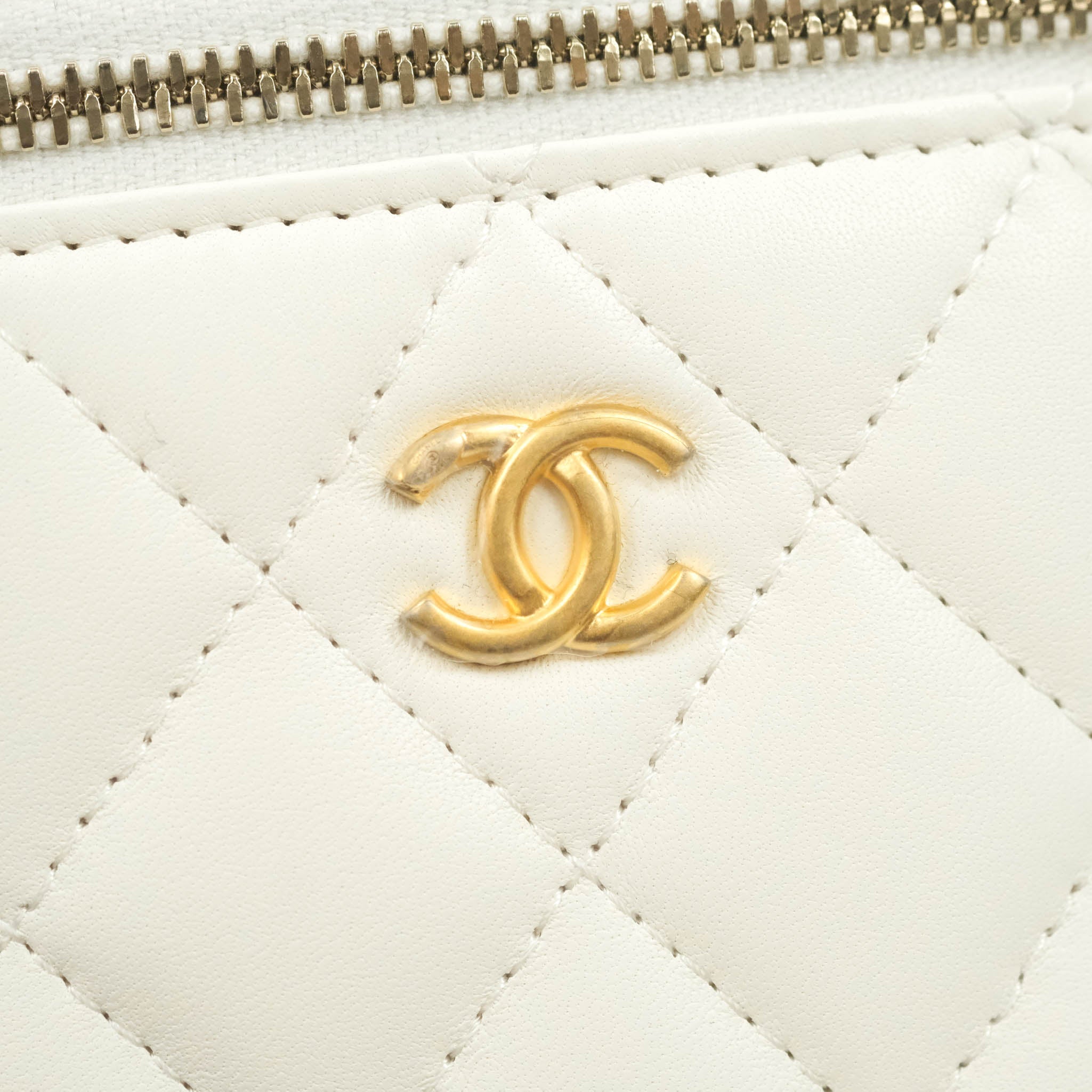 Chanel // 2021 White Lambskin Pearl Crush Vanity Case Bag – VSP Consignment