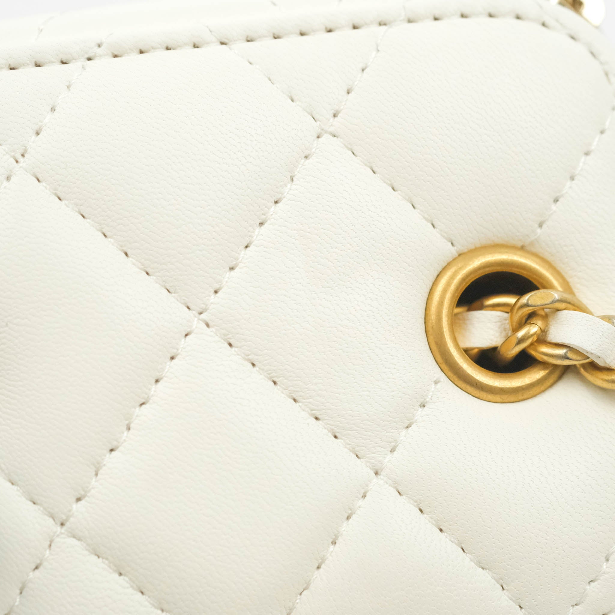 Timeless Chanel Mini Top Handle Caviar White Leather ref.355616 - Joli  Closet