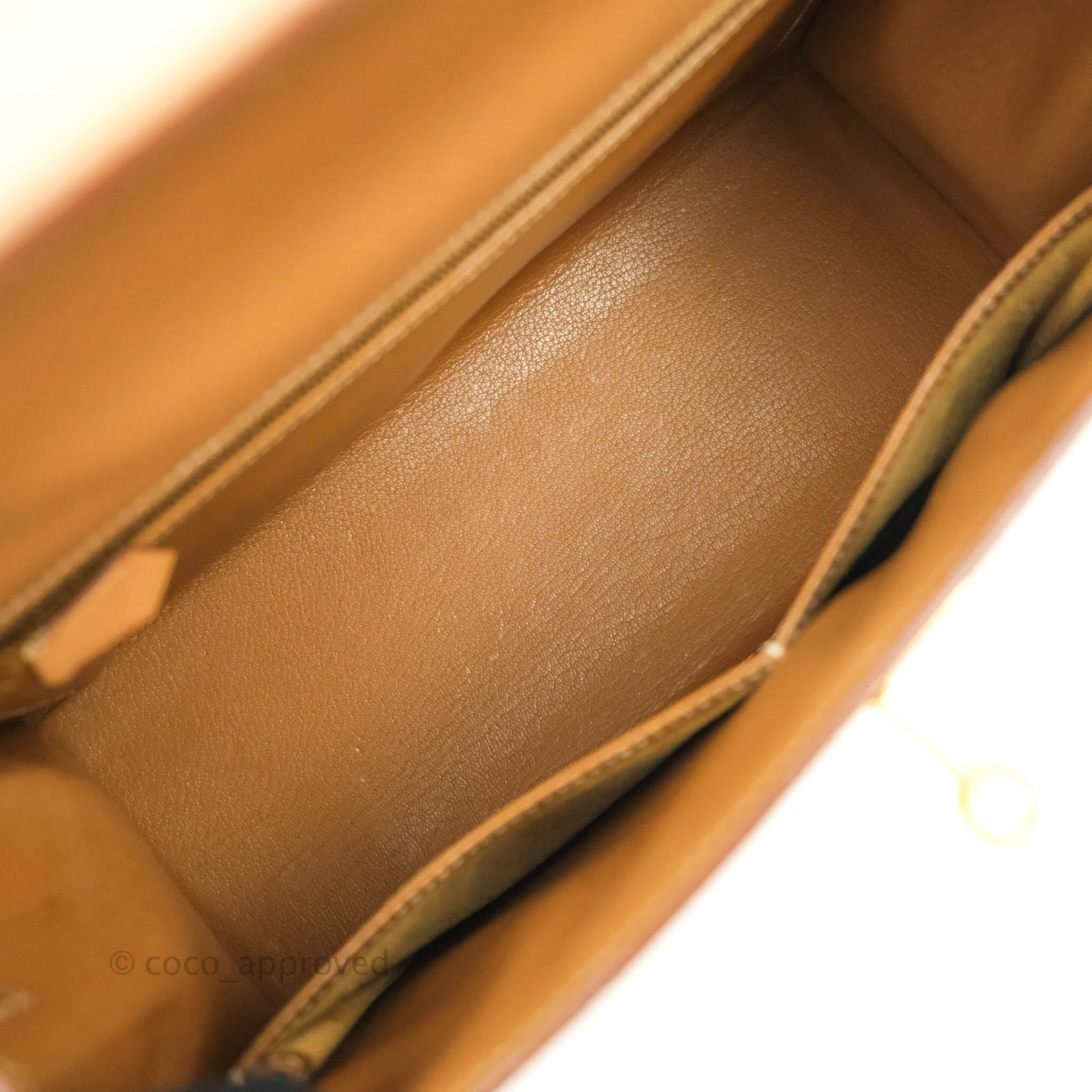 A GOLD COURCHEVEL SELLIER KELLY 28 BAG WITH GOLD HARDWARE, HERMÈS