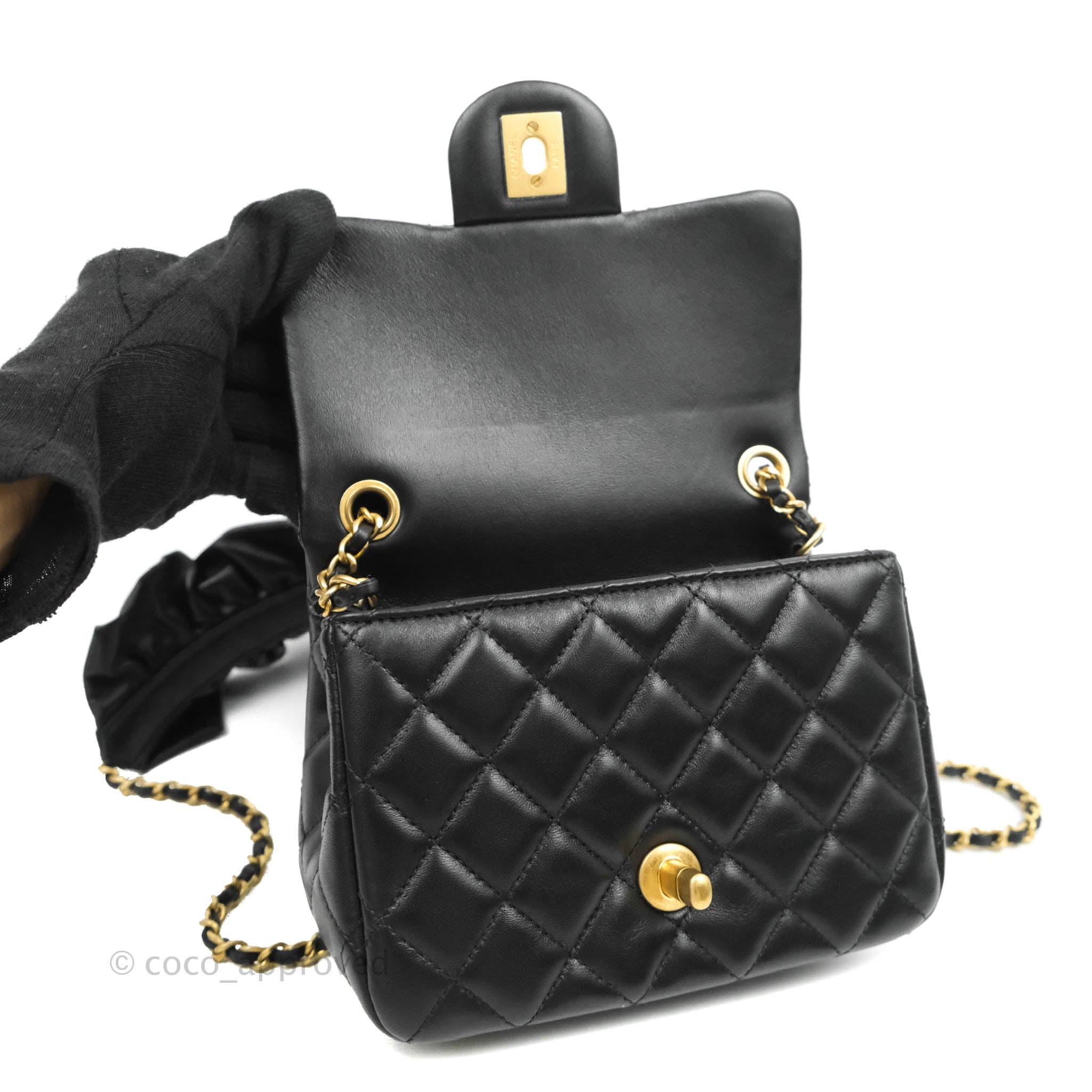 lovisabarkman / minimal / black / outfit / Chanel / classic flap / bag