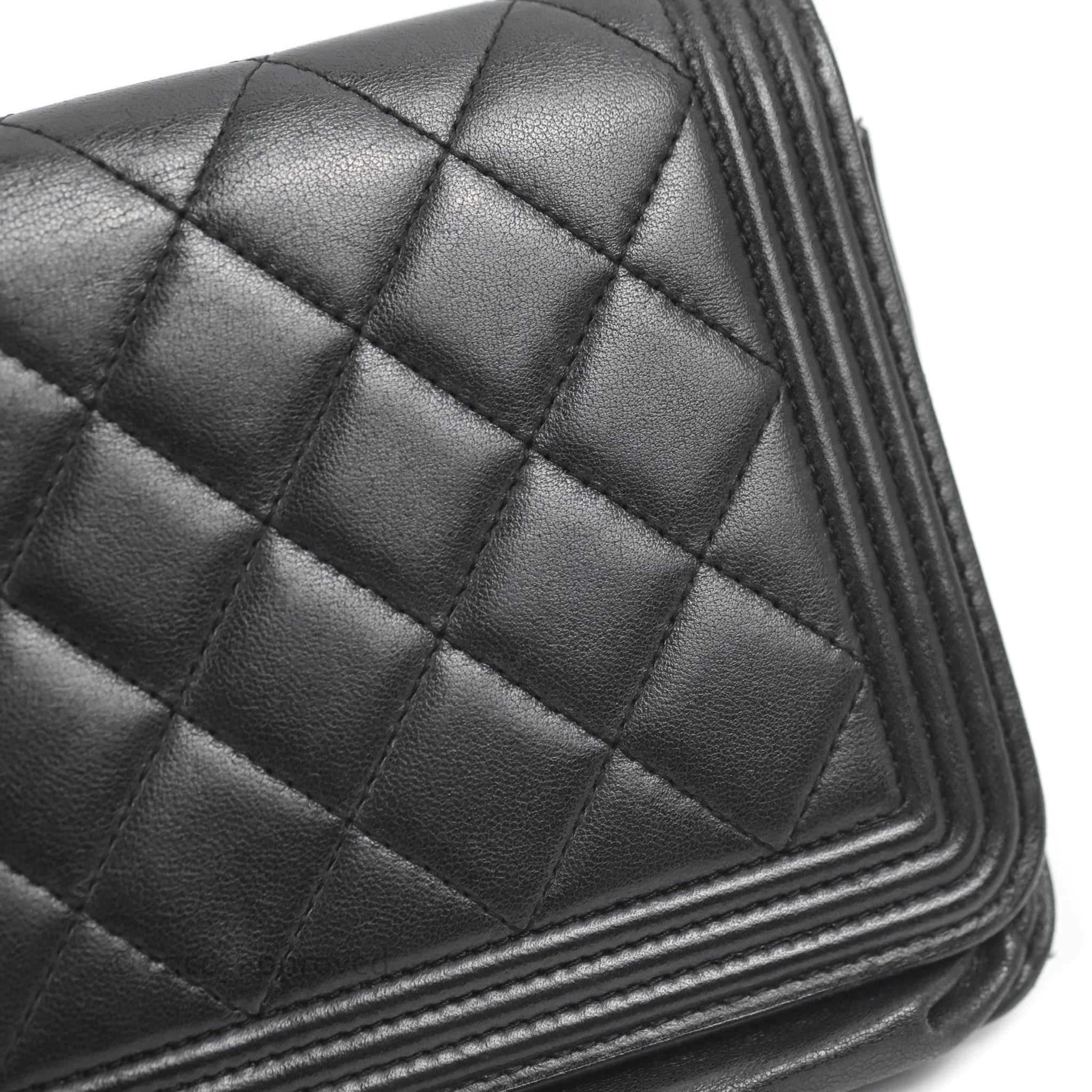【ユニセックスで使える♪】CHANEL スマホポーチ SO BLACK Chanel Boy Wallet on Chain WOC Black Lambskin Ruthenium