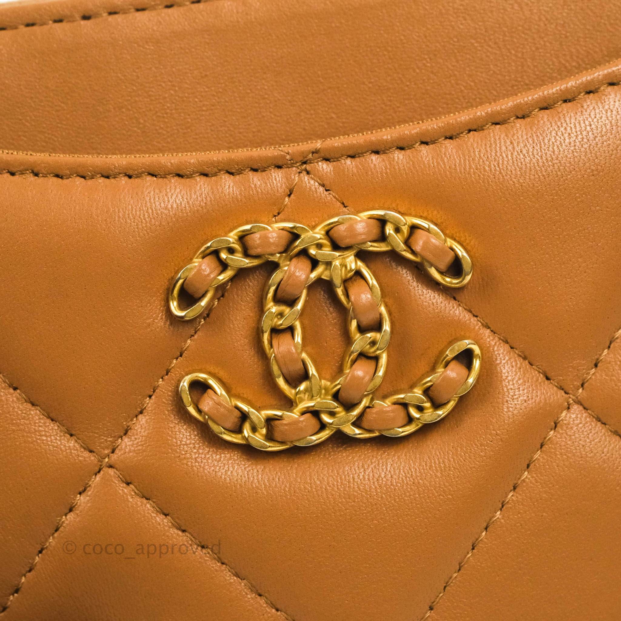 Chanel 19 pouch with handle 手挽手提包, 女裝, 手袋及銀包, 手拿包- Carousell