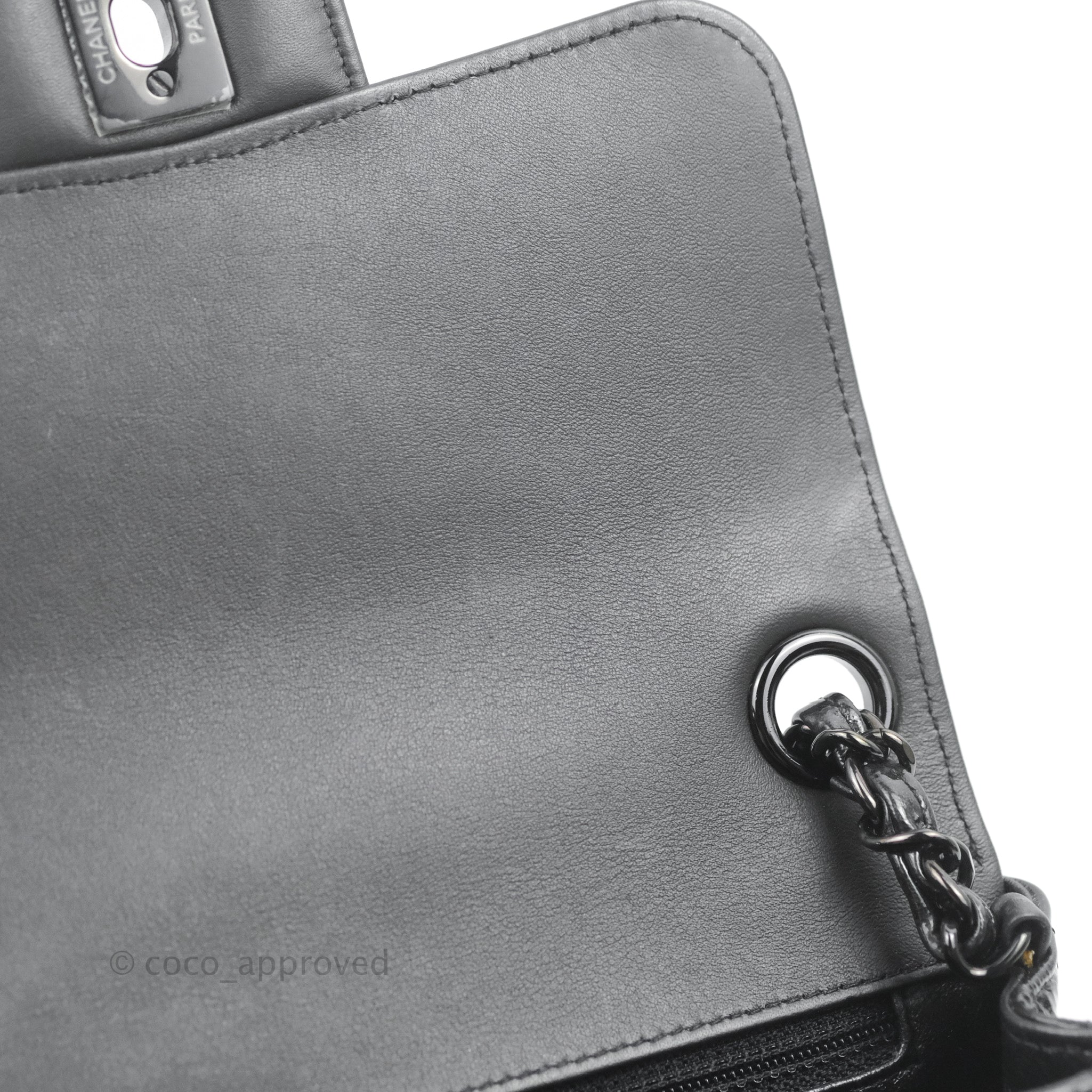 Chanel So Black Chevron Timeless mini flap bag Leather ref.384199 - Joli  Closet