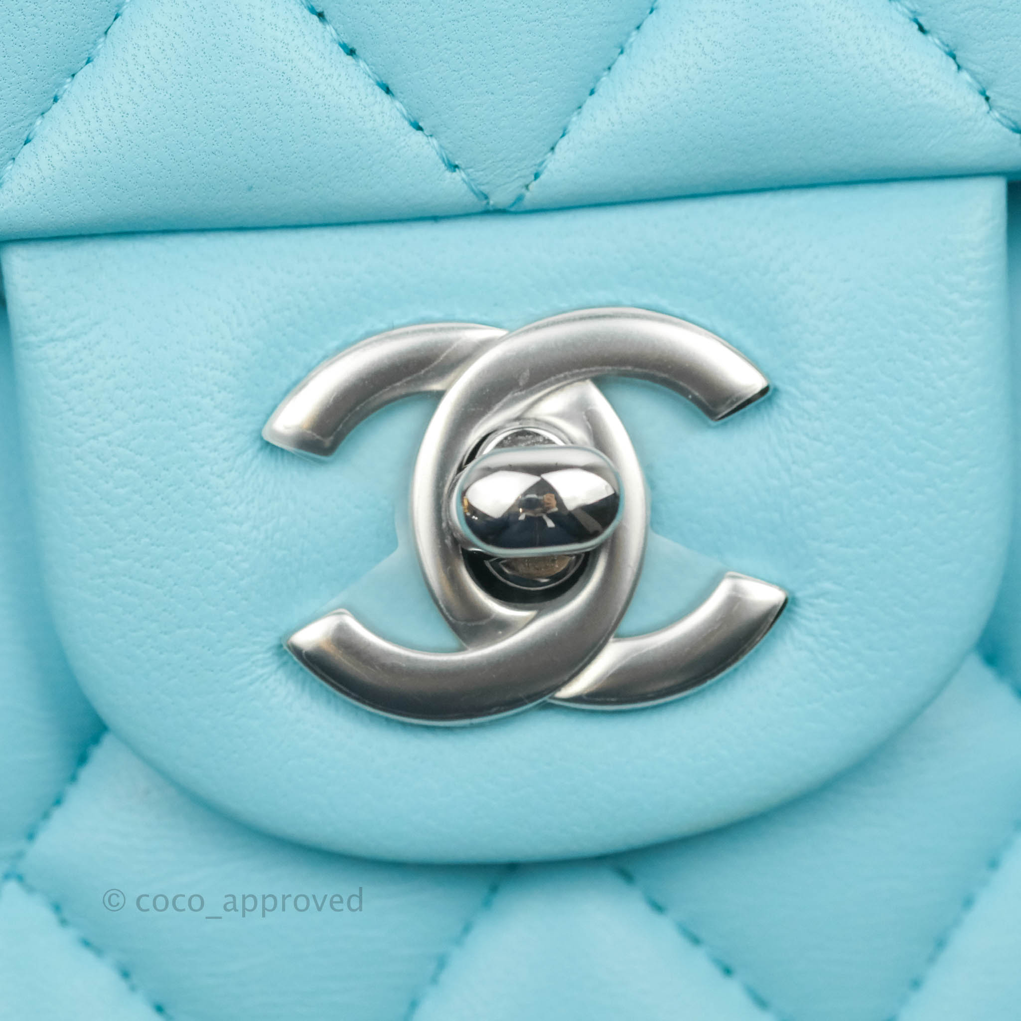 Chanel Blue Medium Classic Tweed Flap Bag Cloth ref.506679 - Joli Closet