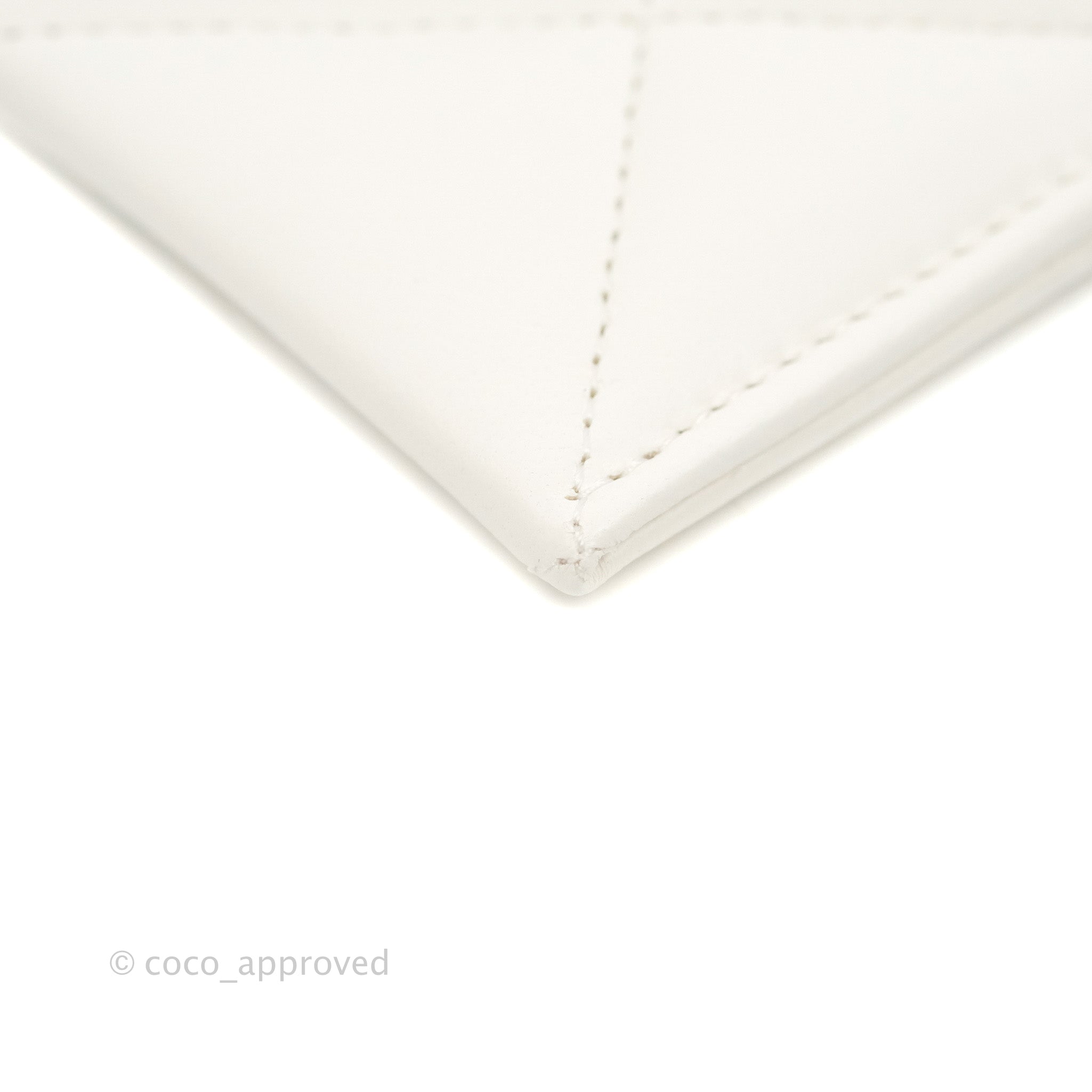 Chanel White Medium 19 flap bag Leather ref.1020652 - Joli Closet