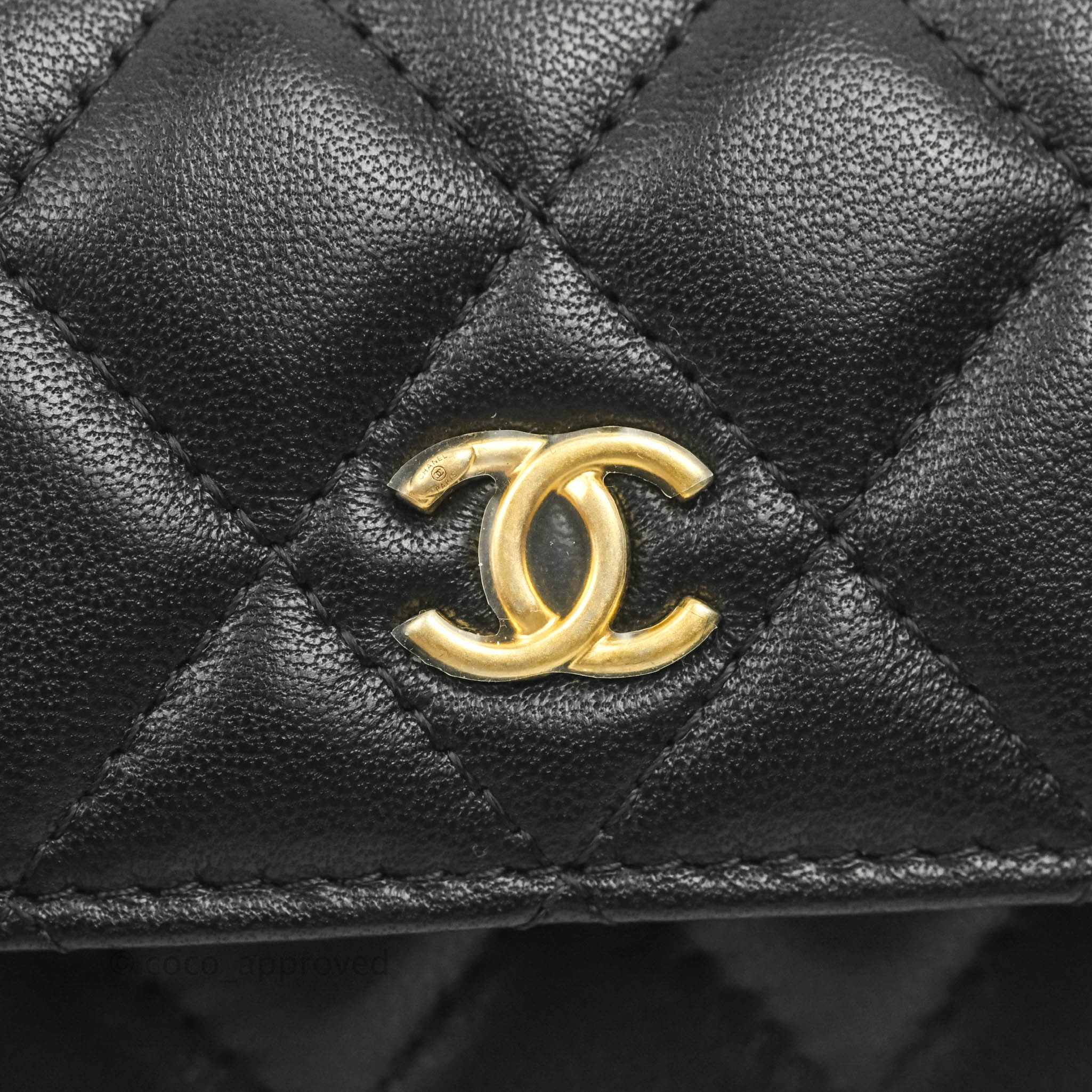 Afvist brugt mode Chanel Pearl Crush Card Holder Black Lambskin Aged Gold Hardware – Coco  Approved Studio