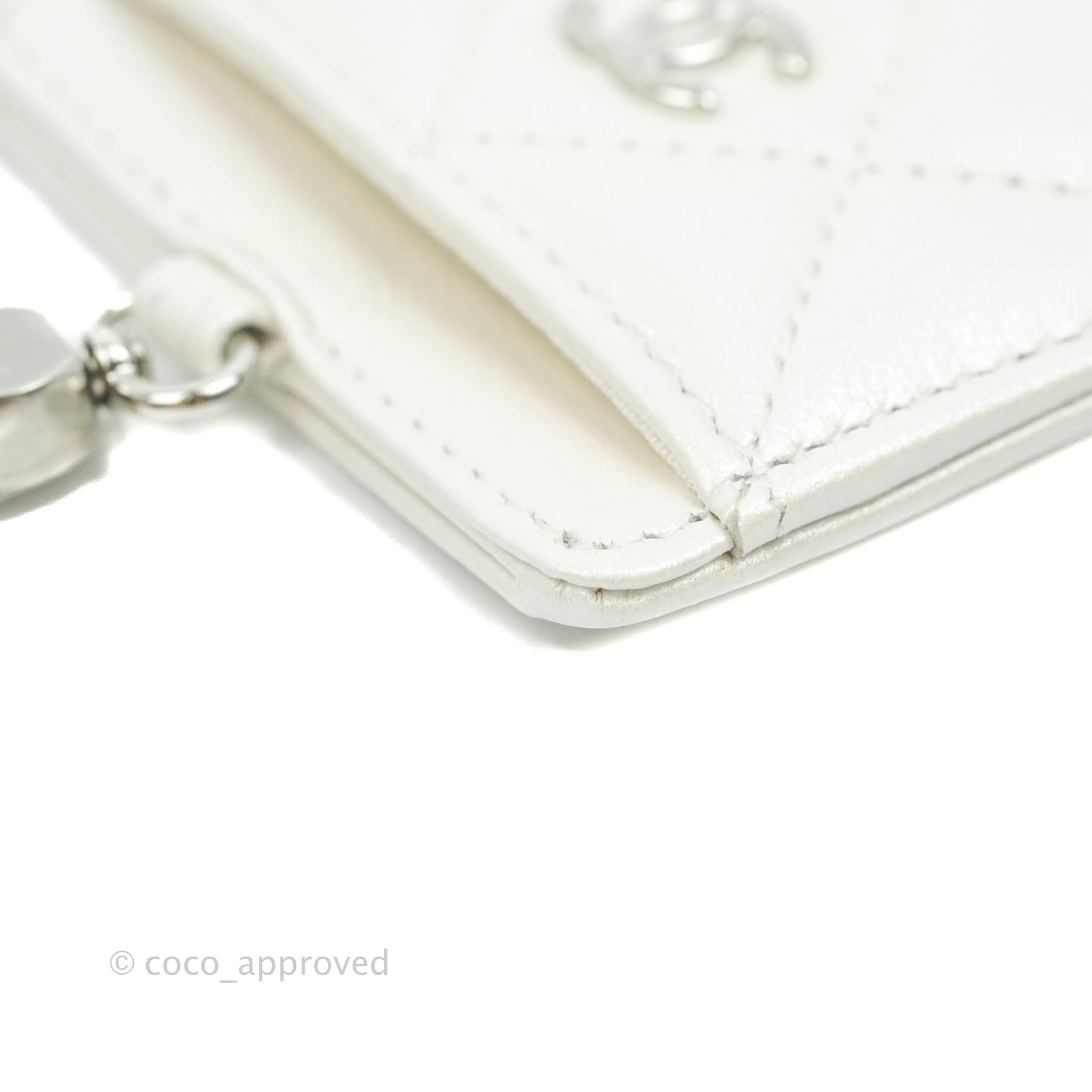 Chanel card holder in iridescent leather with chain Silvery Grey ref.722728  - Joli Closet