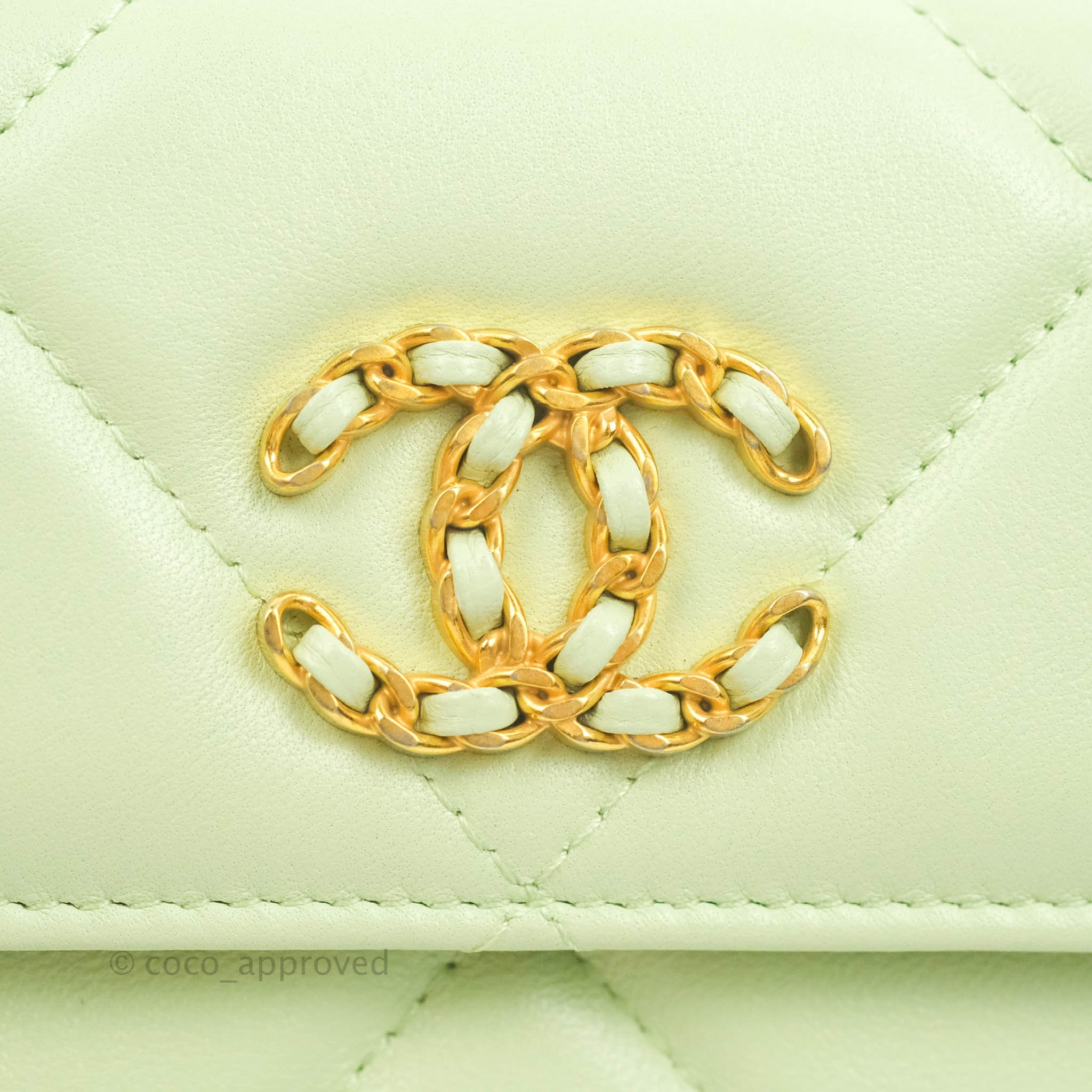 25A◆エレガントで注目の的【CHANEL】chain clutch Light Green New CHANEL 23A GREEN EMERALD Vanity Clutch Gold PEARLS