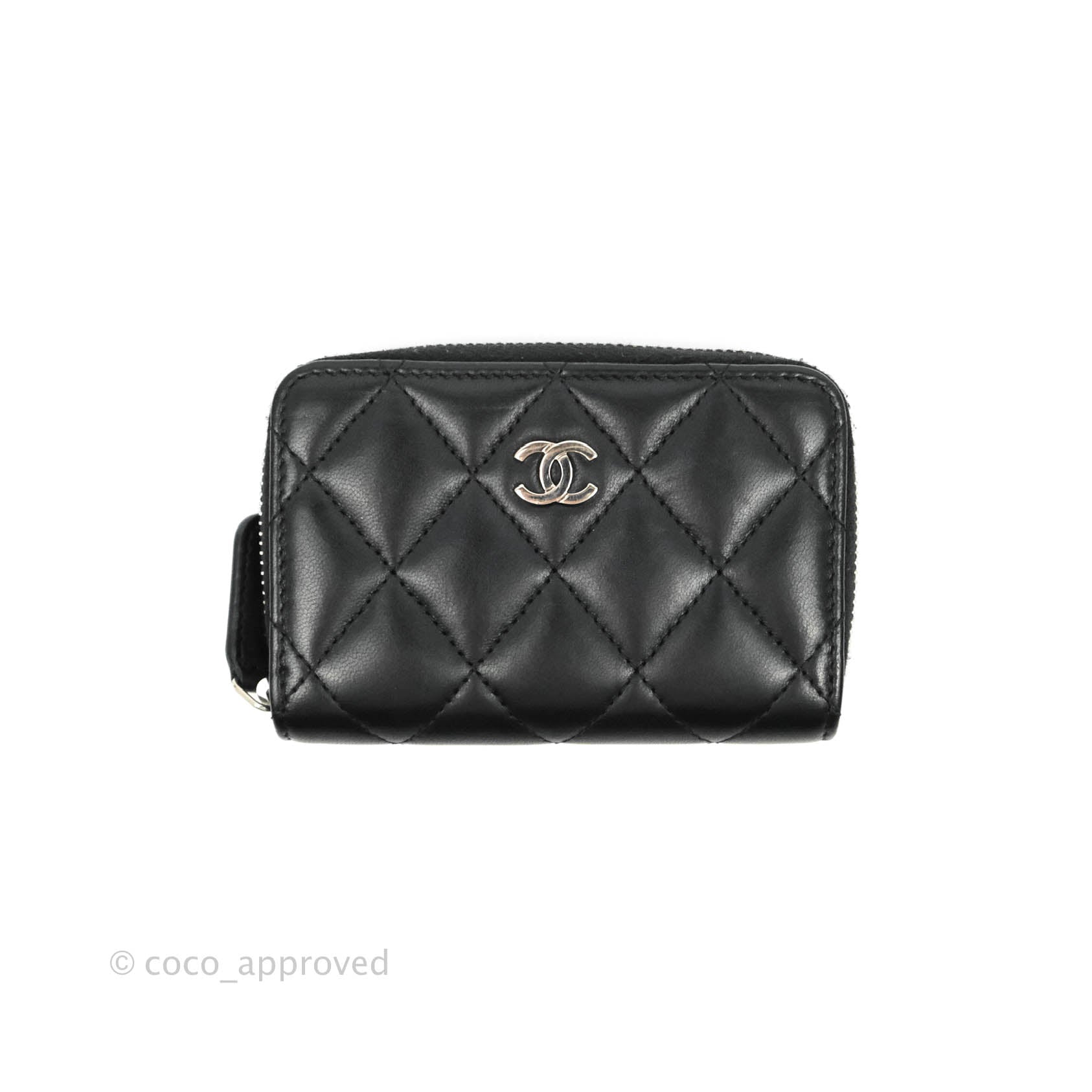 black chanel bag with gold chain necklace