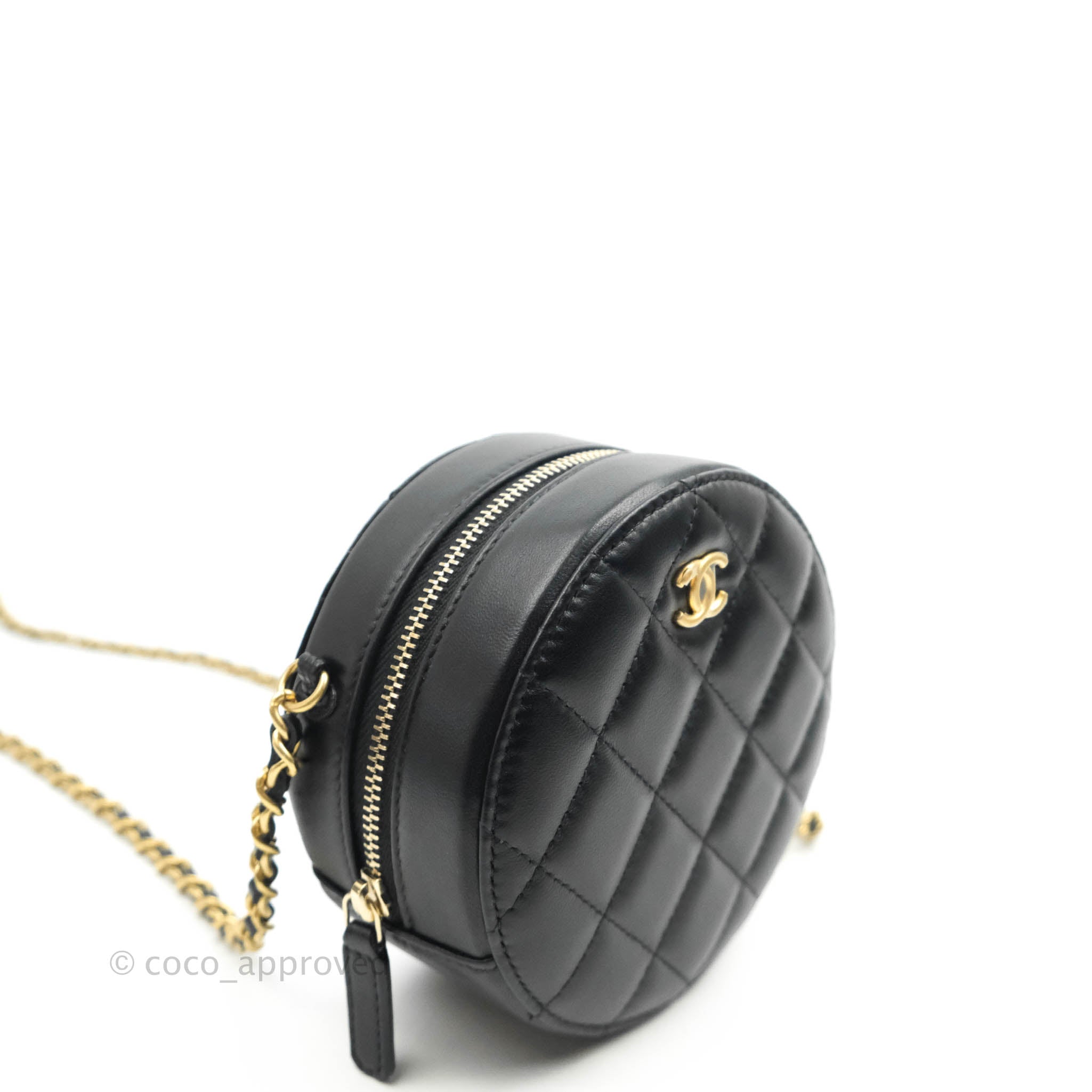Autre Marque Chanel Black Quilted Patent Leather Round Tassel Clutch with Chain  ref.355467 - Joli Closet