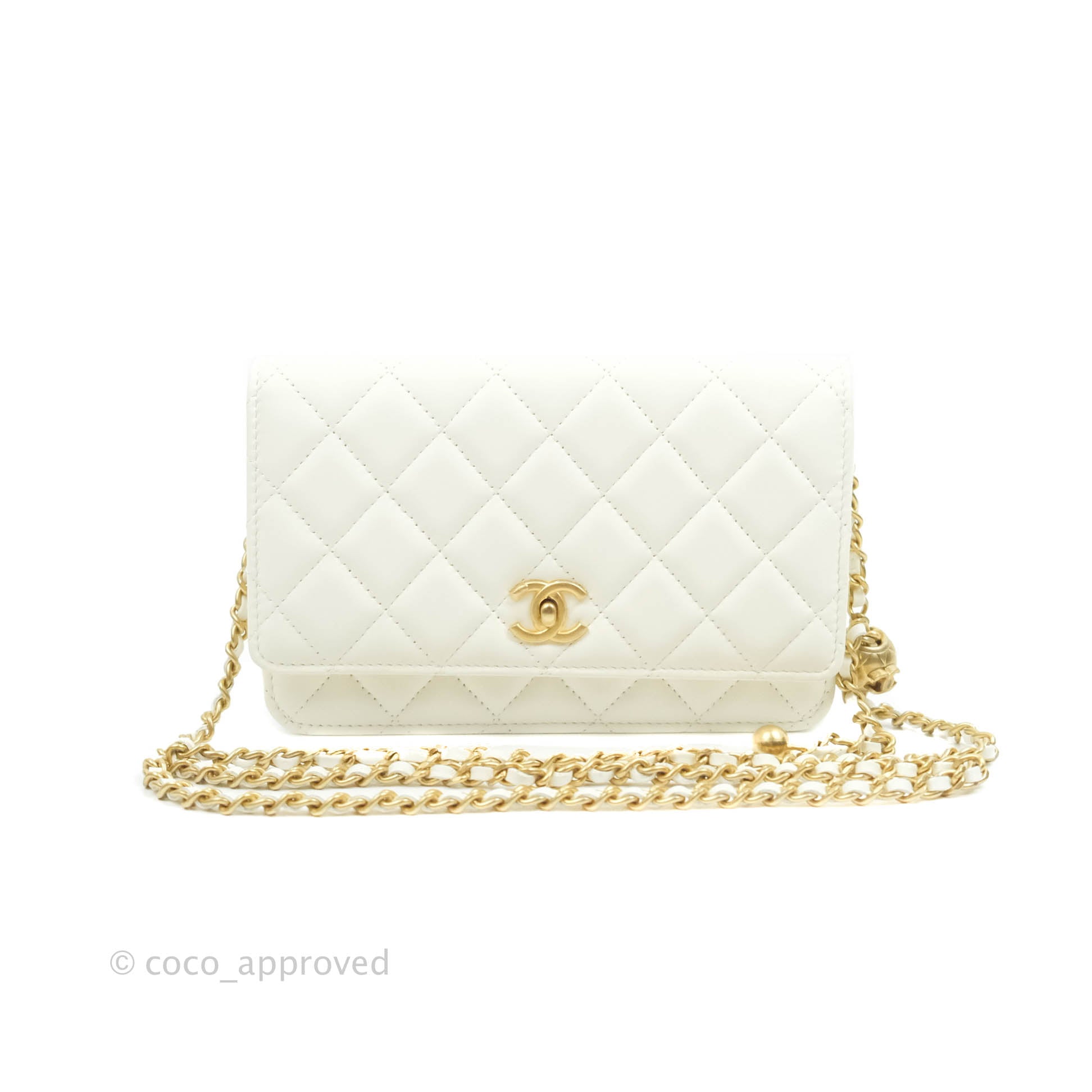 Wallet on chain - Pearly grained calfskin & gold-tone metal, white —  Fashion