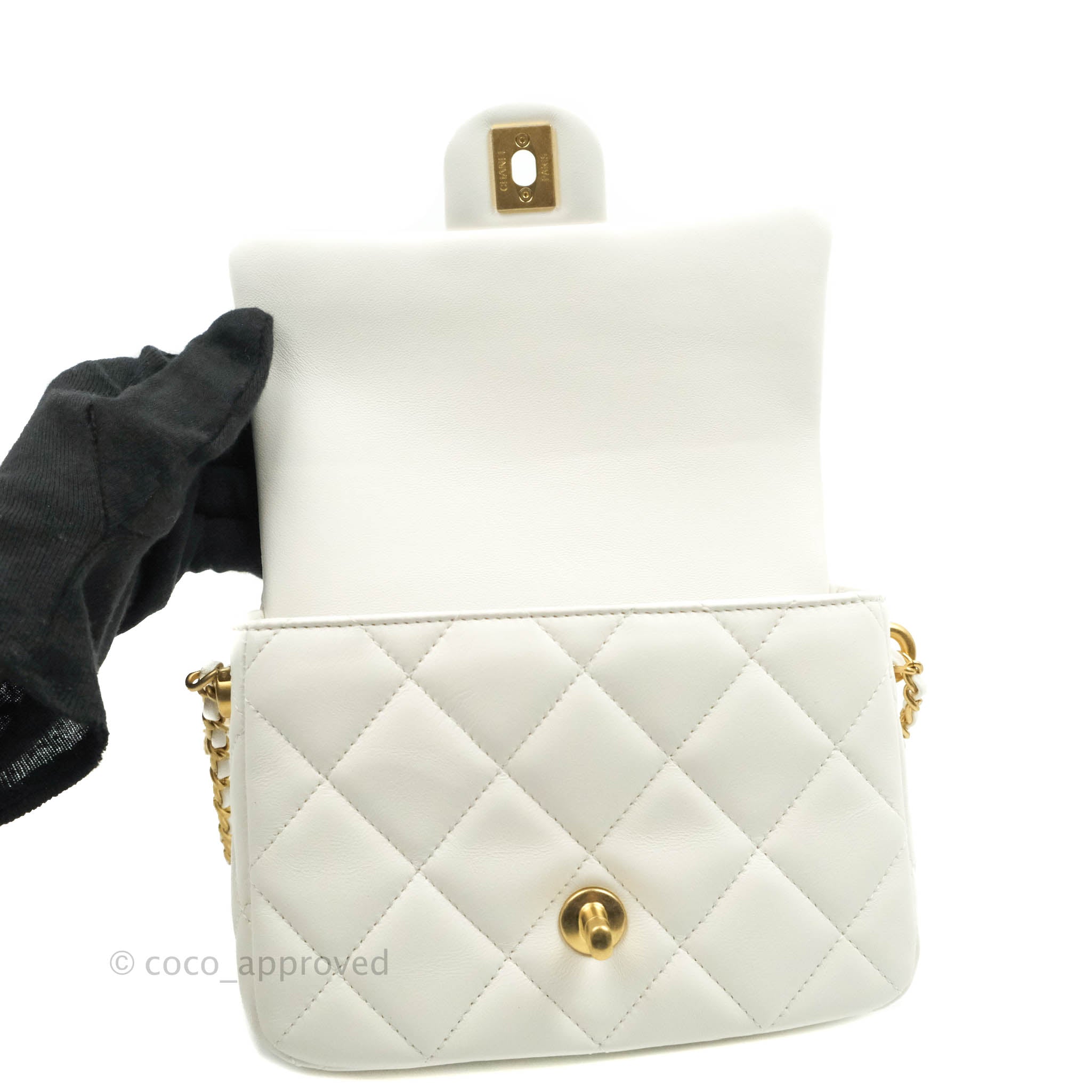 Lovely Chanel Timeless Mini handbag in off-white quilted lambskin,  garniture en métal doré