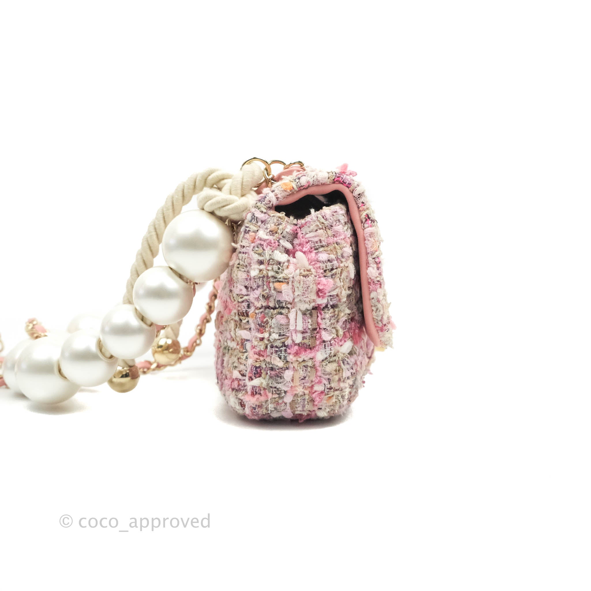 Up close of the Chanel Tweed flap bag with Pearl Handle --- Thoughts on  this handle? 🤔 via @pastilashop #chanelpearls #chanelbythesea  #karllagerfeld, By Spotted Fashion