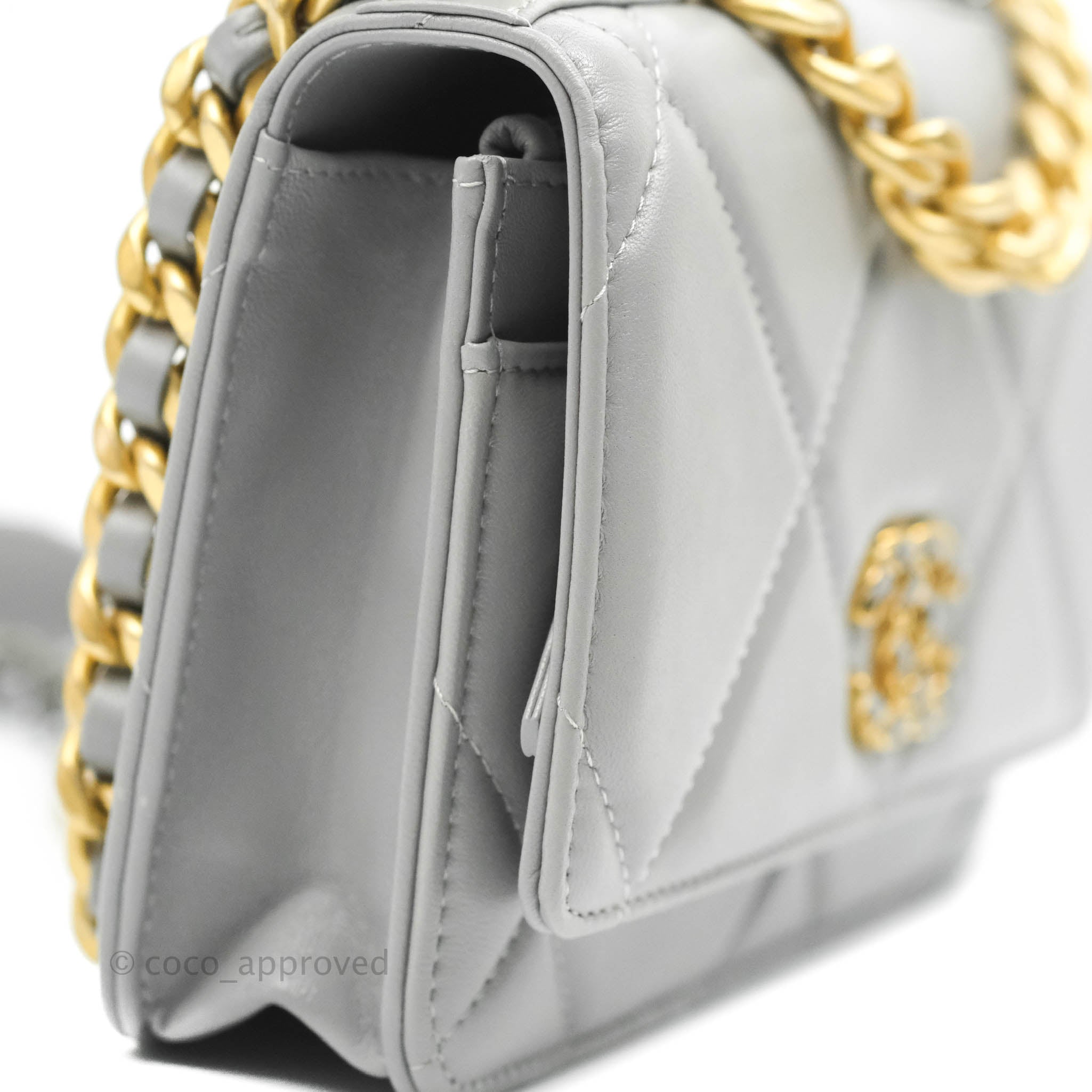 Chanel 19 wallet on chain - Shiny lambskin, gold-tone, silver-tone