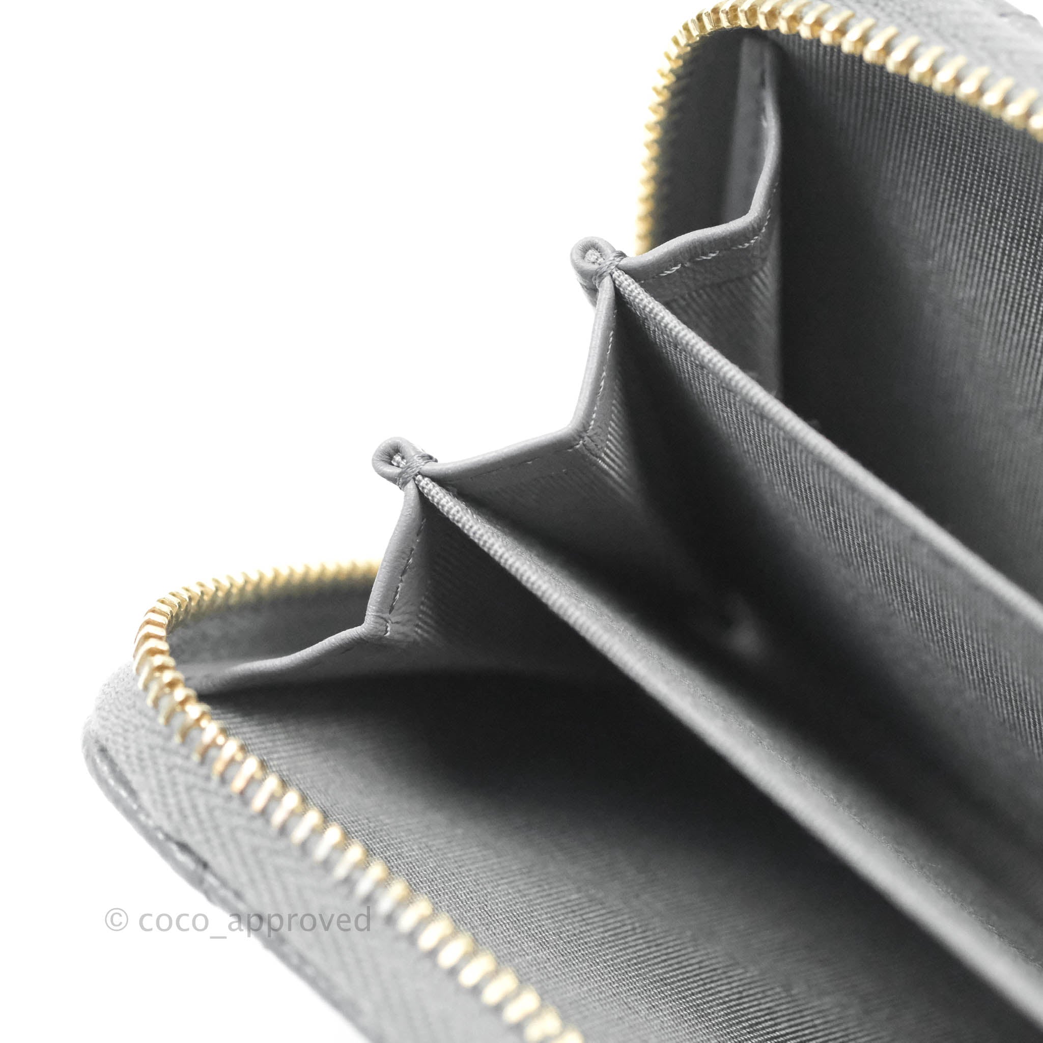 Zipped coin purse - Grained shiny calfskin & gold-tone metal, grey —  Fashion