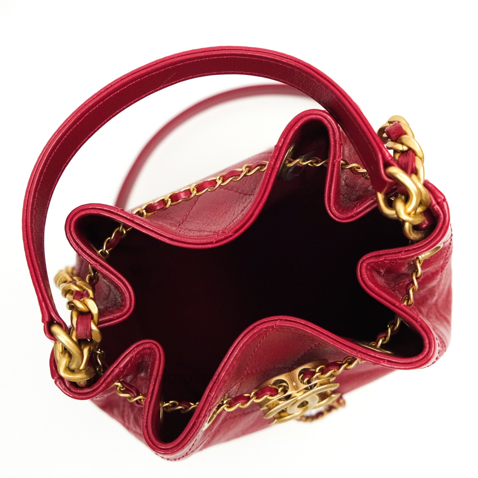Chanel Mini Drawstring Bucket 1986-1988 Red Quilted Lambskin Gold Leather  ref.952730 - Joli Closet