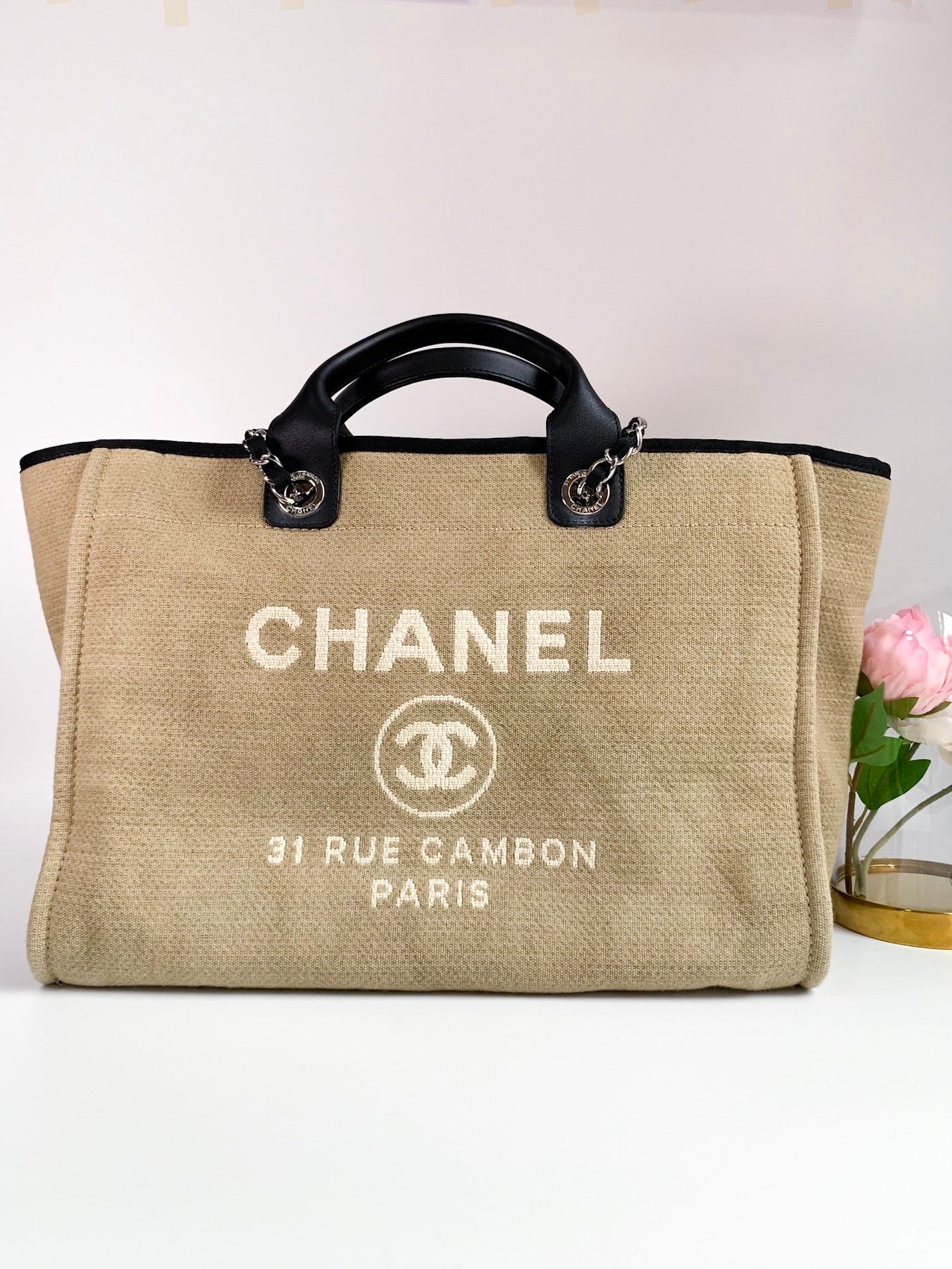 Dykker Dolke sandsynlighed Chanel Canvas Large Deauville Tote Beige Black – Coco Approved Studio