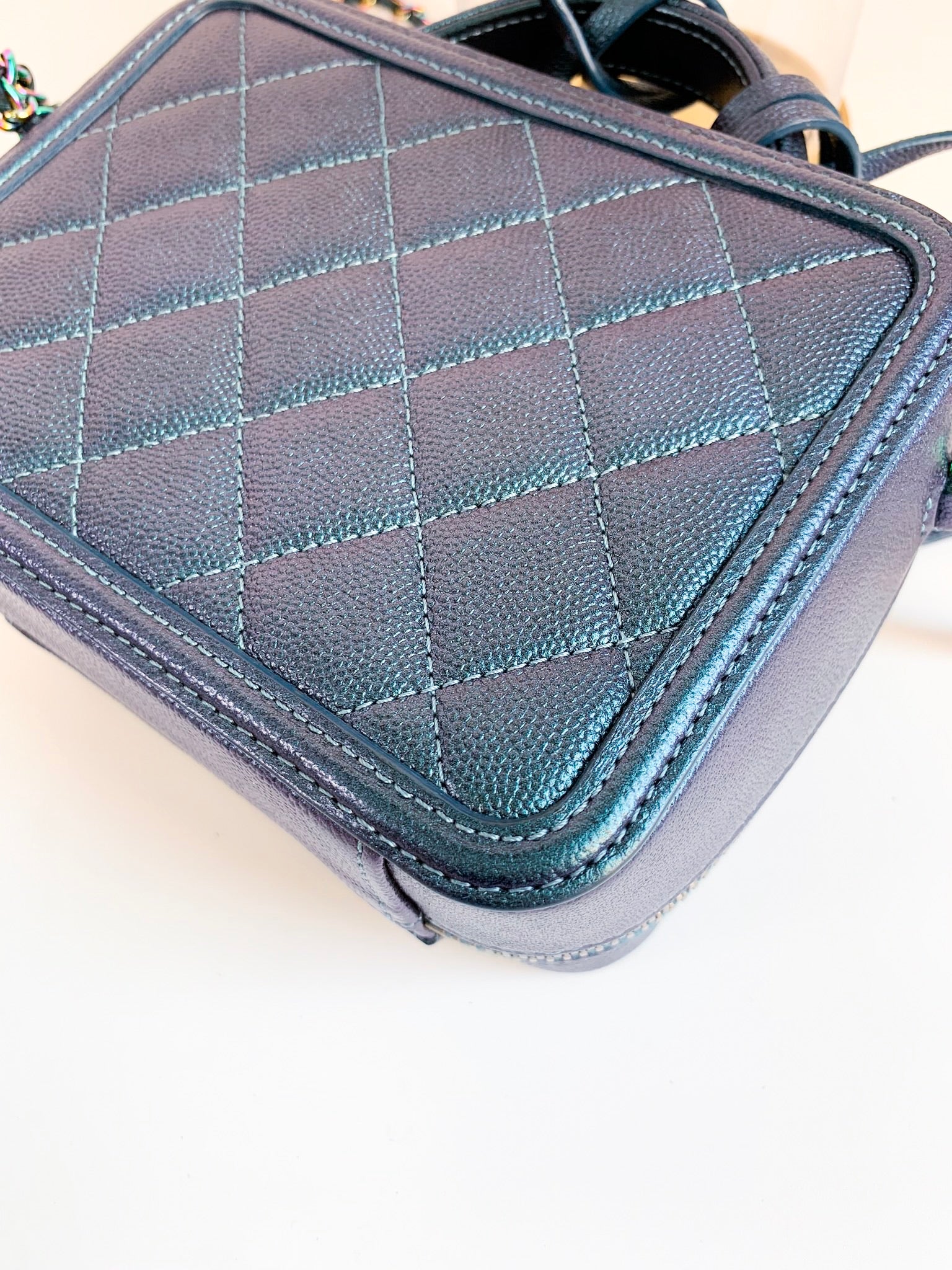 Chanel CC Filigree Vanity Case Handbag Iridescent Green Leather Small -  Allu USA